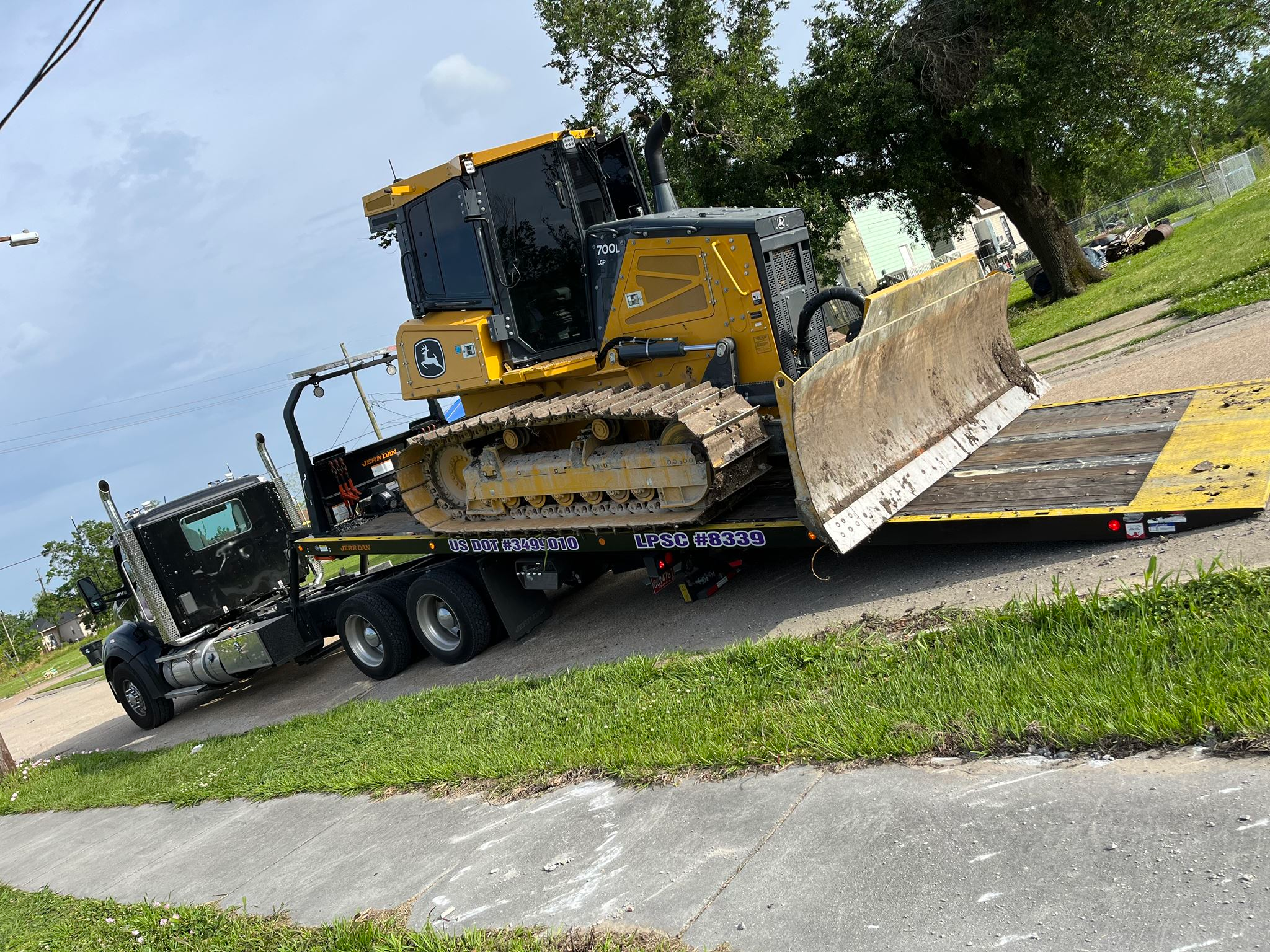 Local Light Heavy Duty Towing Tow Truck Wrecker Roadside Assistance Services Near Me in New Orleans Louisiana (LA) and surrounding areas including but not limited to the Westbank, Harvey, Gretna, Algiers, Marrero, Westwego, Belle Chasse, Chalmette, Luling, Destrehan, Kenner & Metairie.