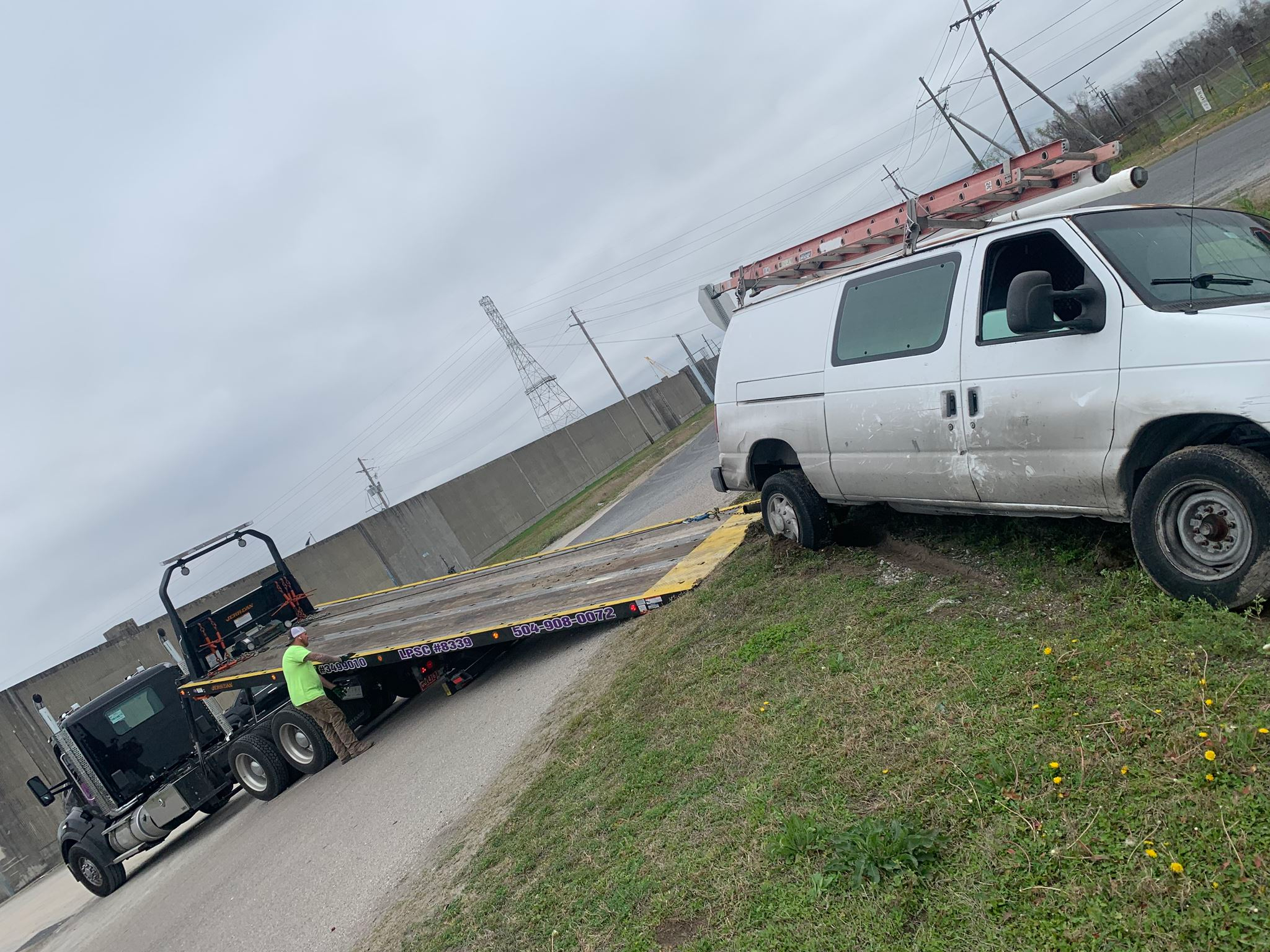 Local Light Heavy Duty Towing Tow Truck Wrecker Roadside Assistance Services Near Me in New Orleans Louisiana (LA) and surrounding areas including but not limited to the Westbank, Harvey, Gretna, Algiers, Marrero, Westwego, Belle Chasse, Chalmette, Luling, Destrehan, Kenner & Metairie.