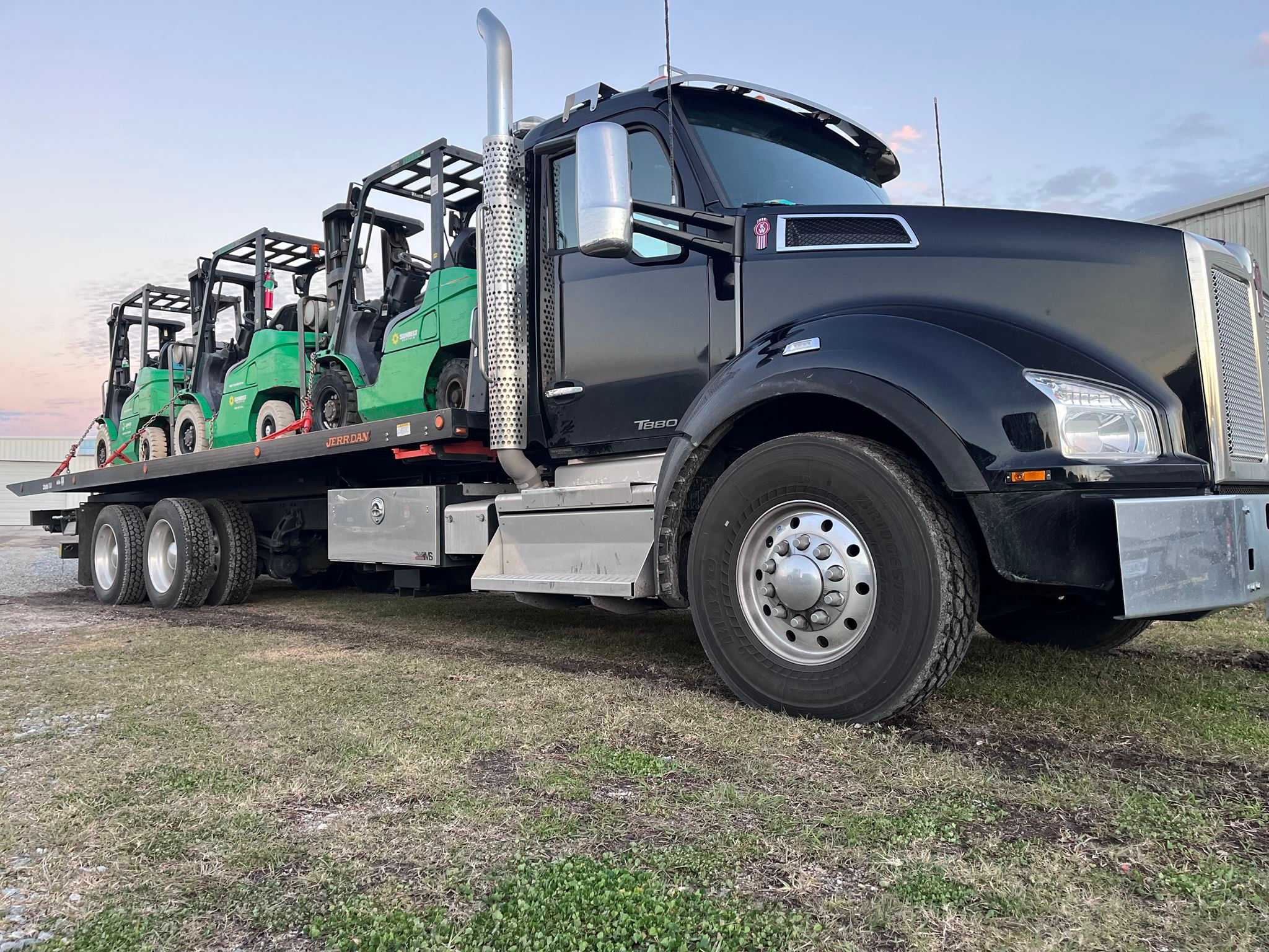 Local Light Heavy Duty Towing Tow Truck Wrecker Roadside Assistance Services Near Me in New Orleans Louisiana (LA) and surrounding areas including but not limited to the Westbank, Harvey, Gretna, Algiers, Marrero, Westwego, Belle Chasse, Chalmette, Luling, Destrehan, Kenner & Metairie.