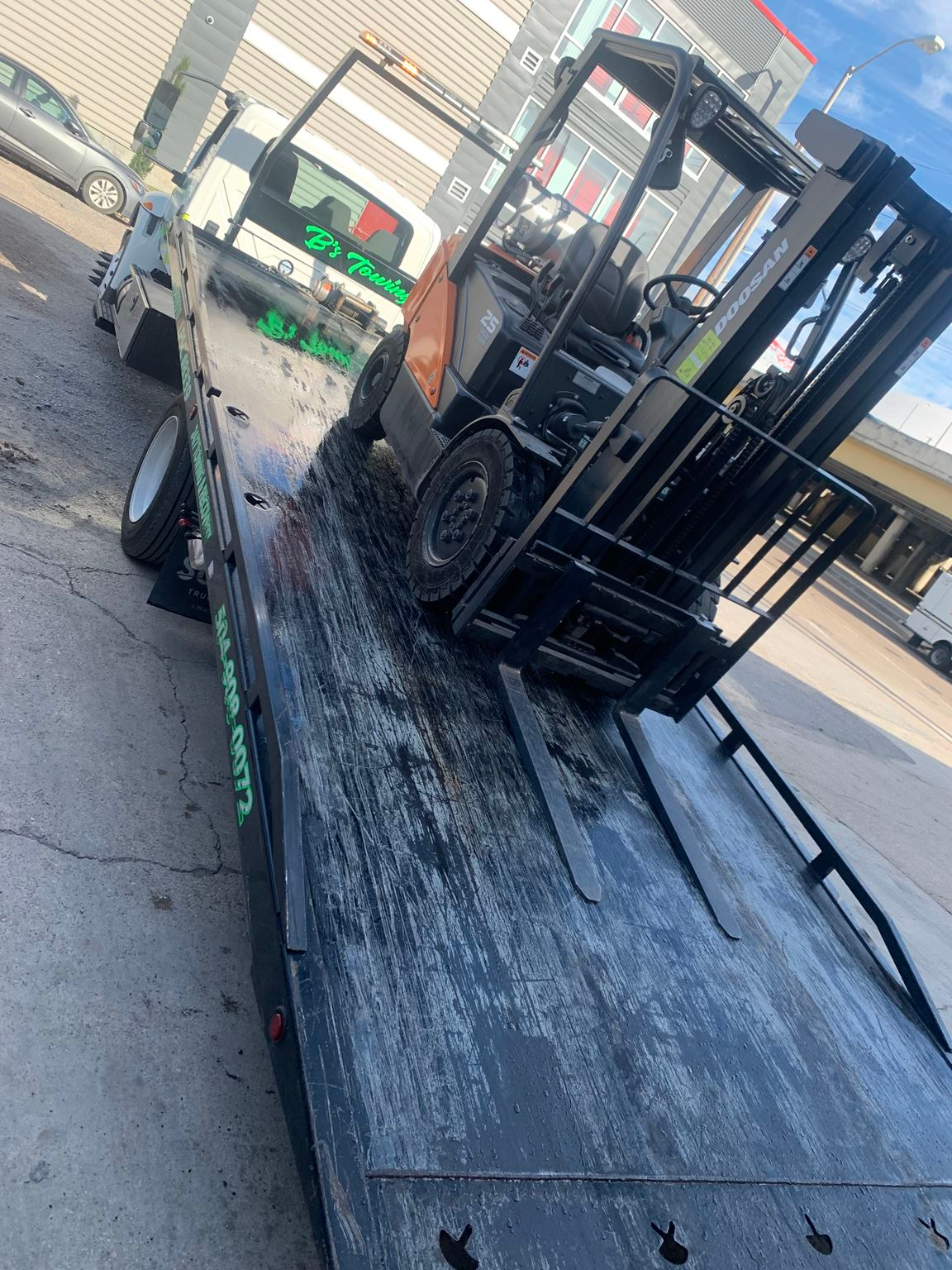 Local Light Heavy Duty Towing Tow Truck Wrecker Roadside Assistance Services Near Me in New Orleans Louisiana (LA) and surrounding areas including but not limited to the Westbank, Harvey, Gretna, Algiers, Marrero, Westwego, Belle Chasse, Chalmette, Luling, Destrehan, Kenner & Metairie.