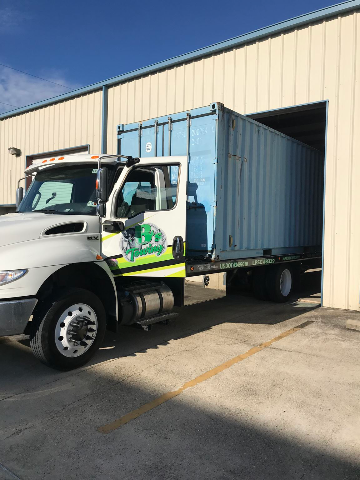 Local Light Heavy Duty Towing Tow Truck Wrecker Roadside Assistance Services Near Me in New Orleans Louisiana (LA) and surrounding areas including but not limited to the Westbank, Harvey, Gretna, Algiers, Marrero, Westwego, Belle Chasse, Chalmette, Luling, Destrehan, Kenner & Metairie.