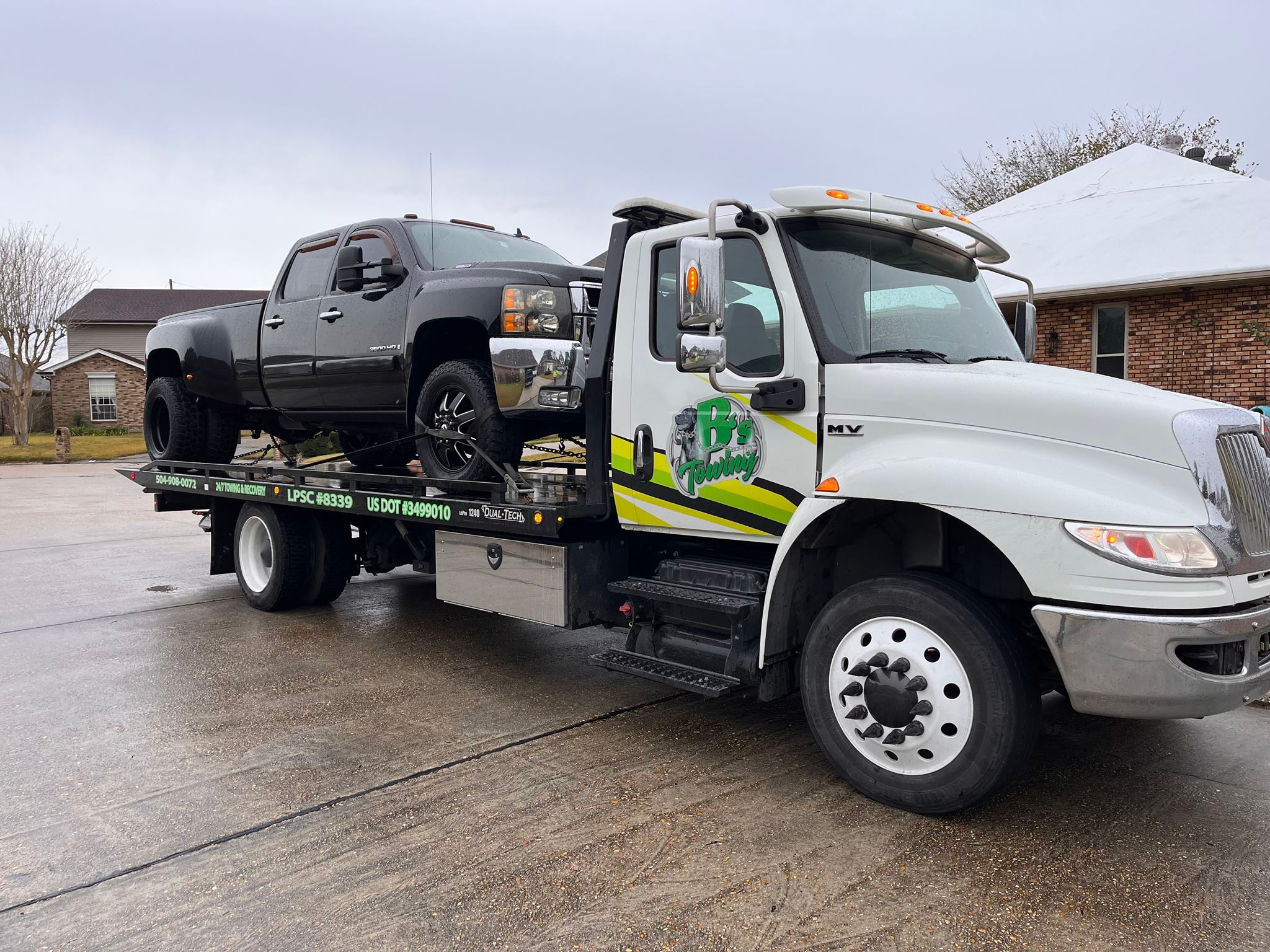 Local Light Heavy Duty Towing Tow Truck Wrecker Roadside Assistance Services Near Me in New Orleans Louisiana (LA) and surrounding areas including but not limited to the Westbank, Harvey, Gretna, Algiers, Marrero, Westwego, Belle Chasse, Chalmette, Luling, Destrehan, Kenner & Metairie.