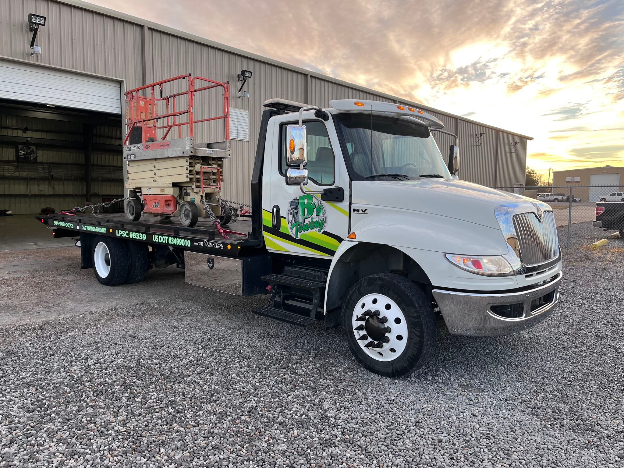 Local Light Heavy Duty Towing Tow Truck Wrecker Roadside Assistance Services Near Me in New Orleans Louisiana (LA) and surrounding areas including but not limited to the Westbank, Harvey, Gretna, Algiers, Marrero, Westwego, Belle Chasse, Chalmette, Luling, Destrehan, Kenner & Metairie.