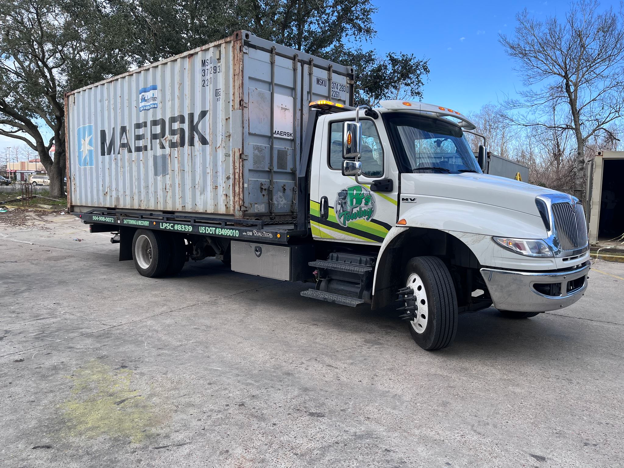 Local Light Heavy Duty Towing Tow Truck Wrecker Roadside Assistance Services Near Me in New Orleans Louisiana (LA) and surrounding areas including but not limited to the Westbank, Harvey, Gretna, Algiers, Marrero, Westwego, Belle Chasse, Chalmette, Luling, Destrehan, Kenner & Metairie.