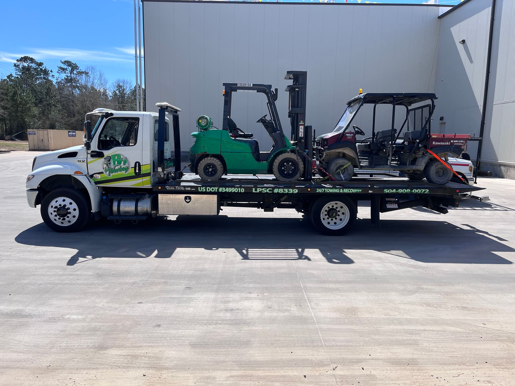Local Light Heavy Duty Towing Tow Truck Wrecker Roadside Assistance Services Near Me in New Orleans Louisiana (LA) and surrounding areas including but not limited to the Westbank, Harvey, Gretna, Algiers, Marrero, Westwego, Belle Chasse, Chalmette, Luling, Destrehan, Kenner & Metairie.