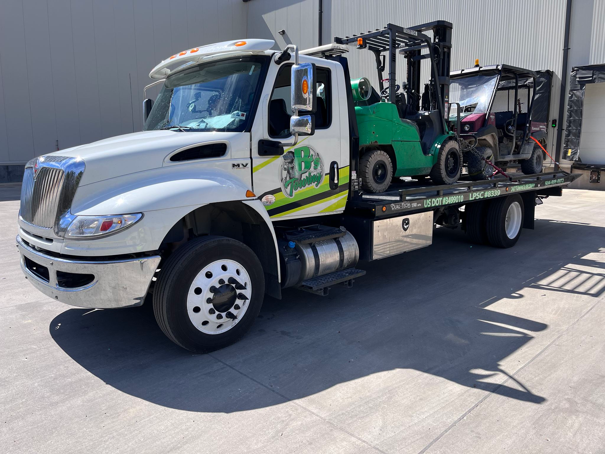 Local Light Heavy Duty Towing Tow Truck Wrecker Roadside Assistance Services Near Me in New Orleans Louisiana (LA) and surrounding areas including but not limited to the Westbank, Harvey, Gretna, Algiers, Marrero, Westwego, Belle Chasse, Chalmette, Luling, Destrehan, Kenner & Metairie.