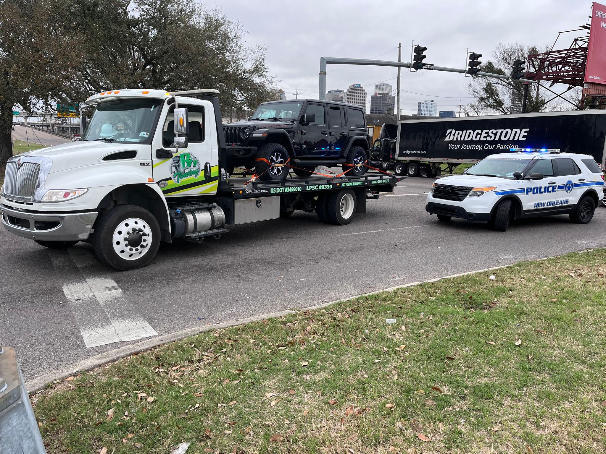 Local Light Heavy Duty Towing Tow Truck Wrecker Roadside Assistance Services Near Me in New Orleans Louisiana (LA) and surrounding areas including but not limited to the Westbank, Harvey, Gretna, Algiers, Marrero, Westwego, Belle Chasse, Chalmette, Luling, Destrehan, Kenner & Metairie.
