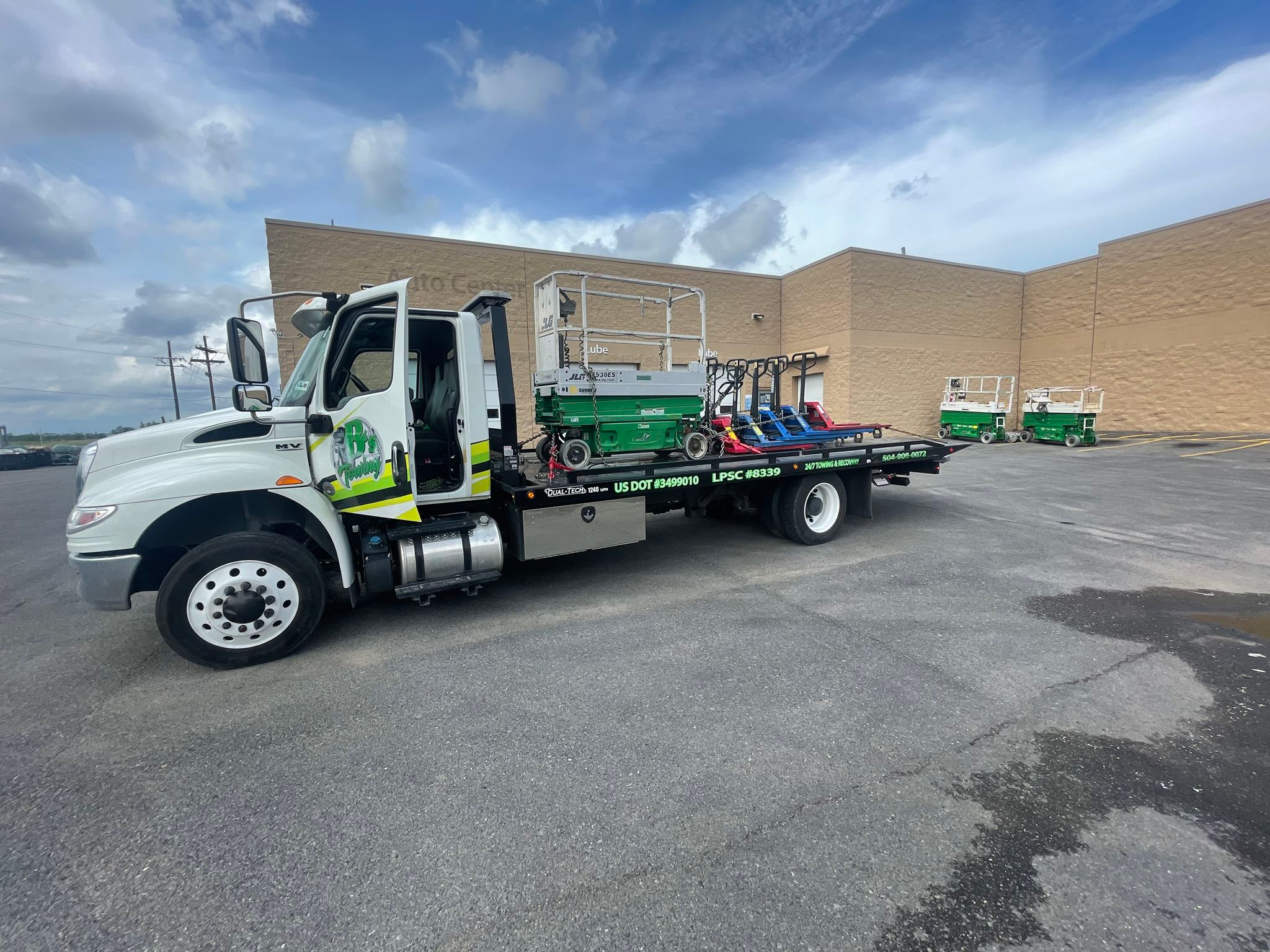 Local Light Heavy Duty Towing Tow Truck Wrecker Roadside Assistance Services Near Me in New Orleans Louisiana (LA) and surrounding areas including but not limited to the Westbank, Harvey, Gretna, Algiers, Marrero, Westwego, Belle Chasse, Chalmette, Luling, Destrehan, Kenner & Metairie.
