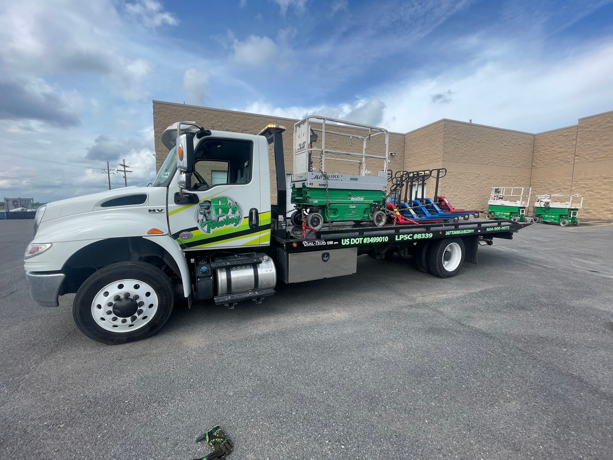 Local Light Heavy Duty Towing Tow Truck Wrecker Roadside Assistance Services Near Me in New Orleans Louisiana (LA) and surrounding areas including but not limited to the Westbank, Harvey, Gretna, Algiers, Marrero, Westwego, Belle Chasse, Chalmette, Luling, Destrehan, Kenner & Metairie.