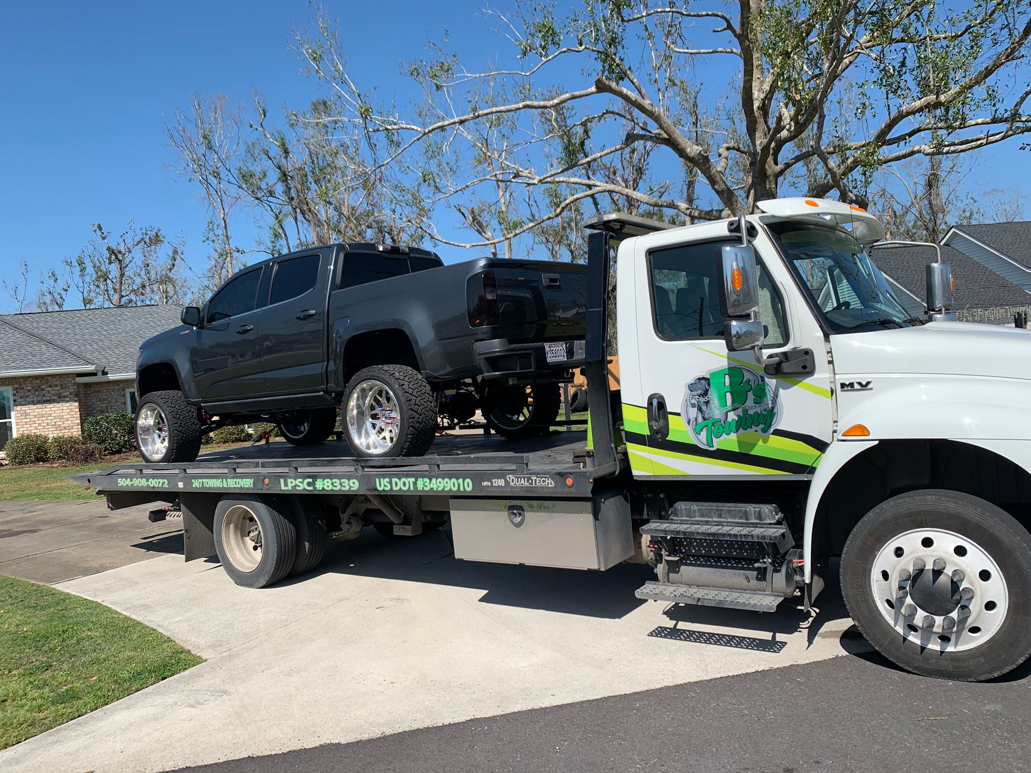 Local Light Heavy Duty Towing Tow Truck Wrecker Roadside Assistance Services Near Me in New Orleans Louisiana (LA) and surrounding areas including but not limited to the Westbank, Harvey, Gretna, Algiers, Marrero, Westwego, Belle Chasse, Chalmette, Luling, Destrehan, Kenner & Metairie.