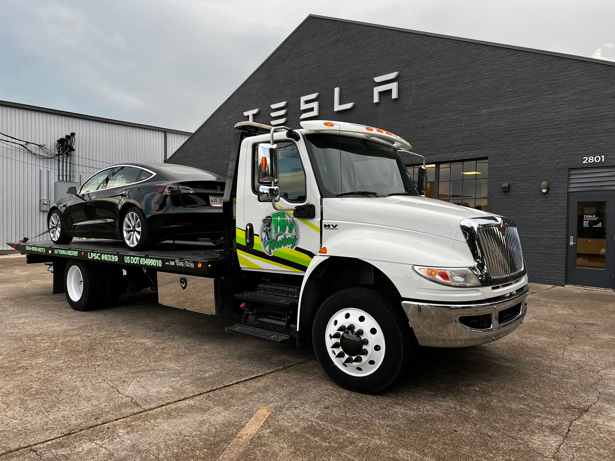 Local Light Heavy Duty Towing Tow Truck Wrecker Roadside Assistance Services Near Me in New Orleans Louisiana (LA) and surrounding areas including but not limited to the Westbank, Harvey, Gretna, Algiers, Marrero, Westwego, Belle Chasse, Chalmette, Luling, Destrehan, Kenner & Metairie.