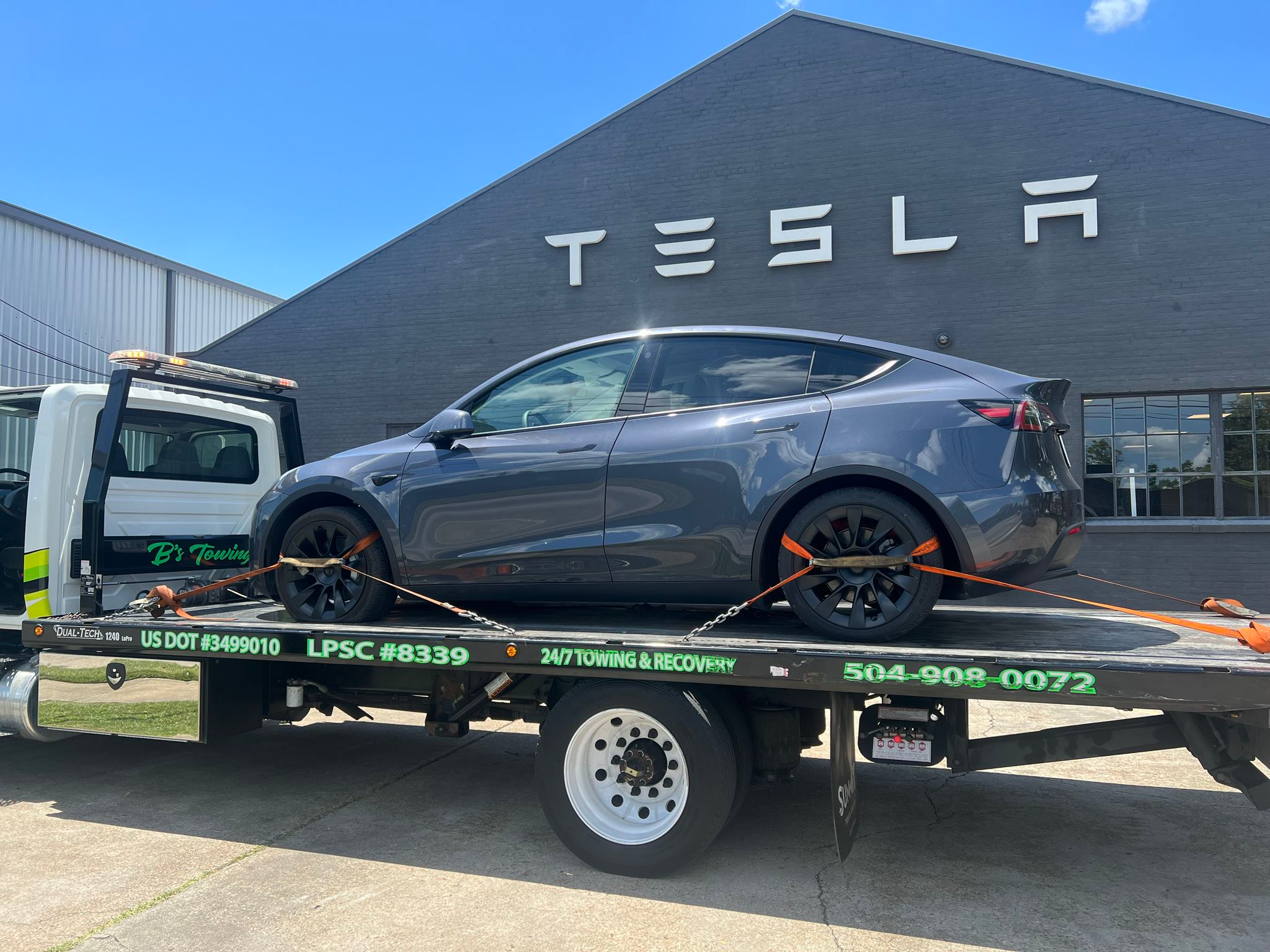 Local Light Heavy Duty Towing Tow Truck Wrecker Roadside Assistance Services Near Me in New Orleans Louisiana (LA) and surrounding areas including but not limited to the Westbank, Harvey, Gretna, Algiers, Marrero, Westwego, Belle Chasse, Chalmette, Luling, Destrehan, Kenner & Metairie.