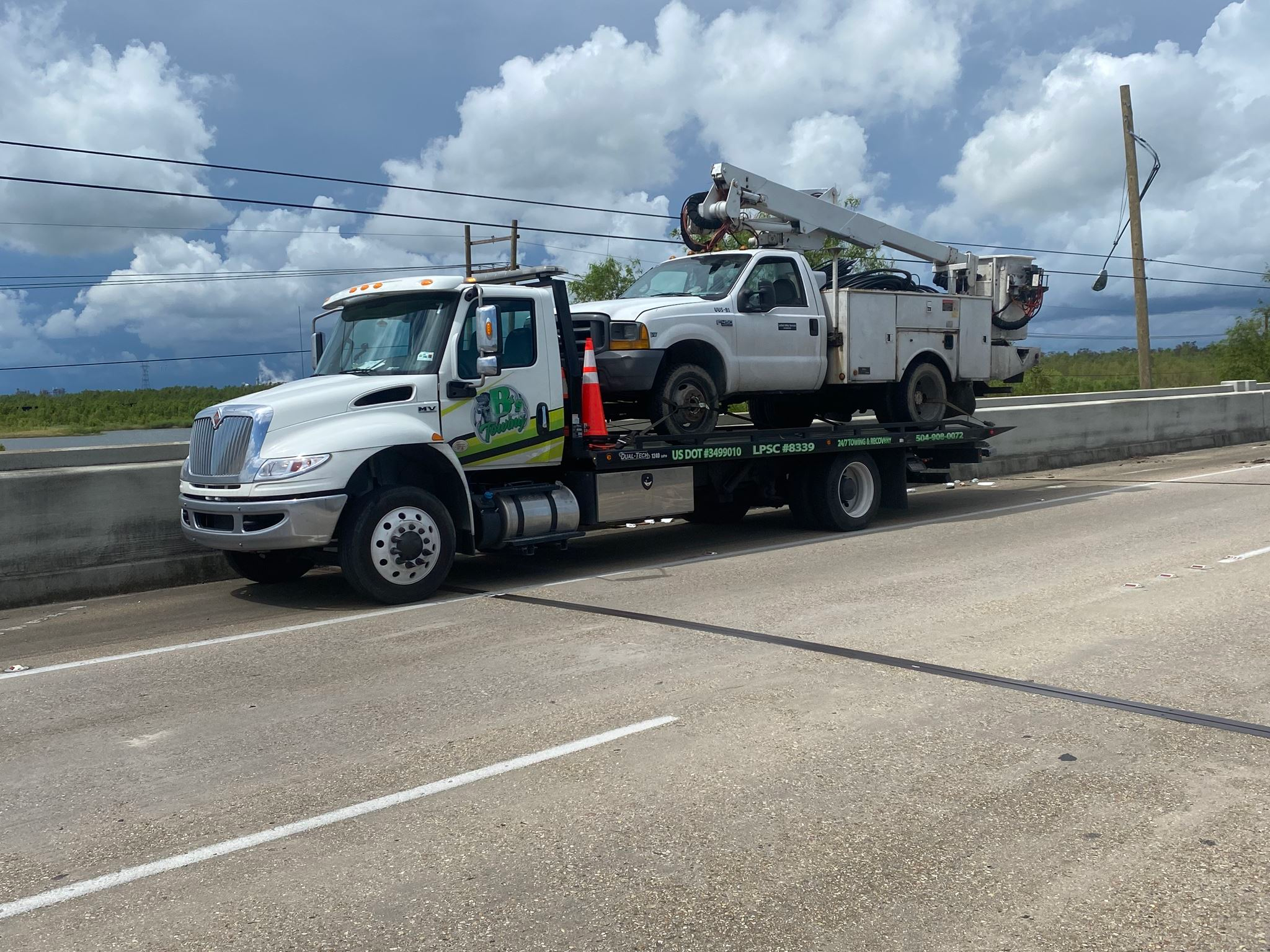 Local Light Heavy Duty Towing Tow Truck Wrecker Roadside Assistance Services Near Me in New Orleans Louisiana (LA) and surrounding areas including but not limited to the Westbank, Harvey, Gretna, Algiers, Marrero, Westwego, Belle Chasse, Chalmette, Luling, Destrehan, Kenner & Metairie.