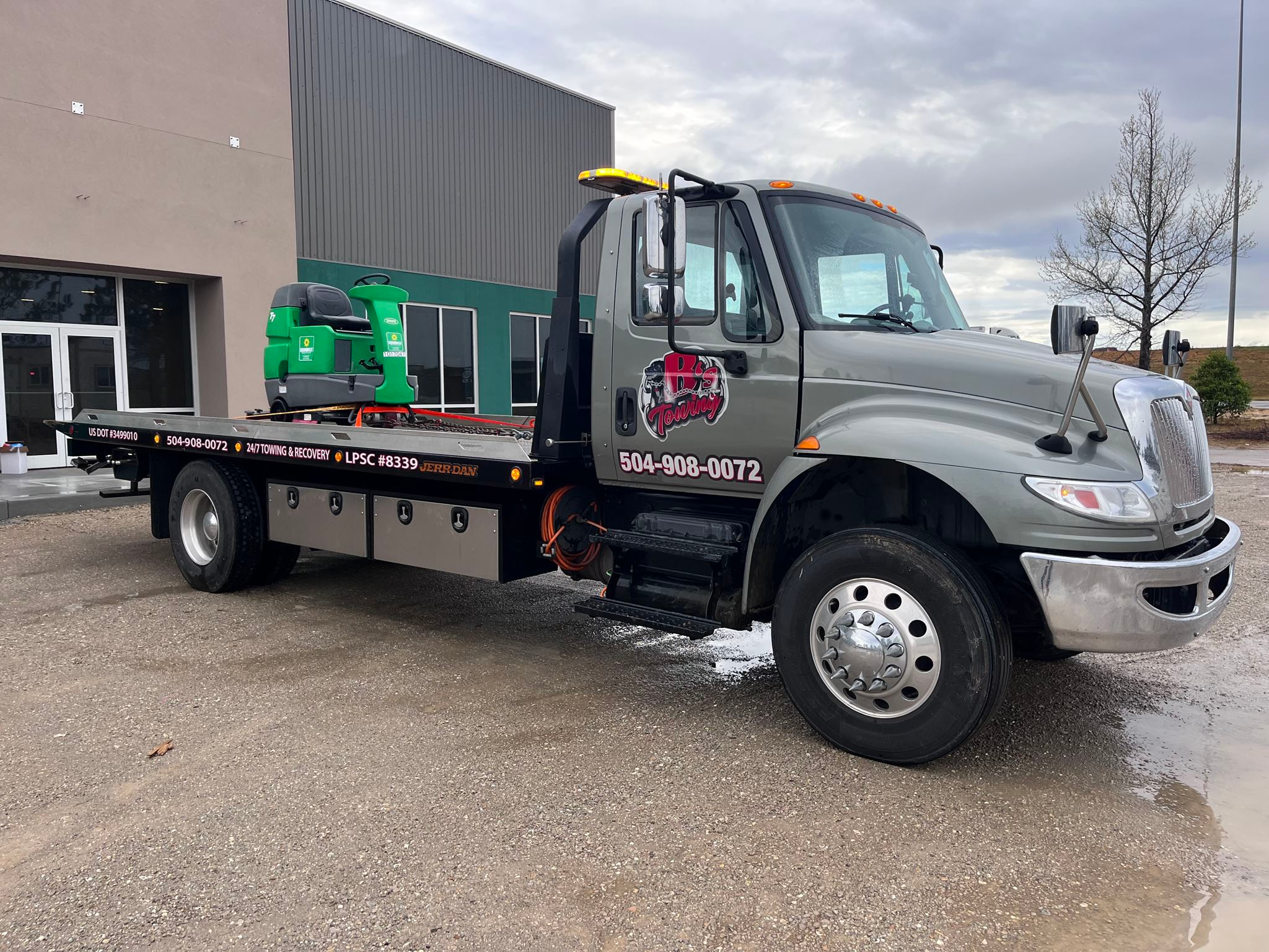 Local Light Heavy Duty Towing Tow Truck Wrecker Roadside Assistance Services Near Me in New Orleans Louisiana (LA) and surrounding areas including but not limited to the Westbank, Harvey, Gretna, Algiers, Marrero, Westwego, Belle Chasse, Chalmette, Luling, Destrehan, Kenner & Metairie.