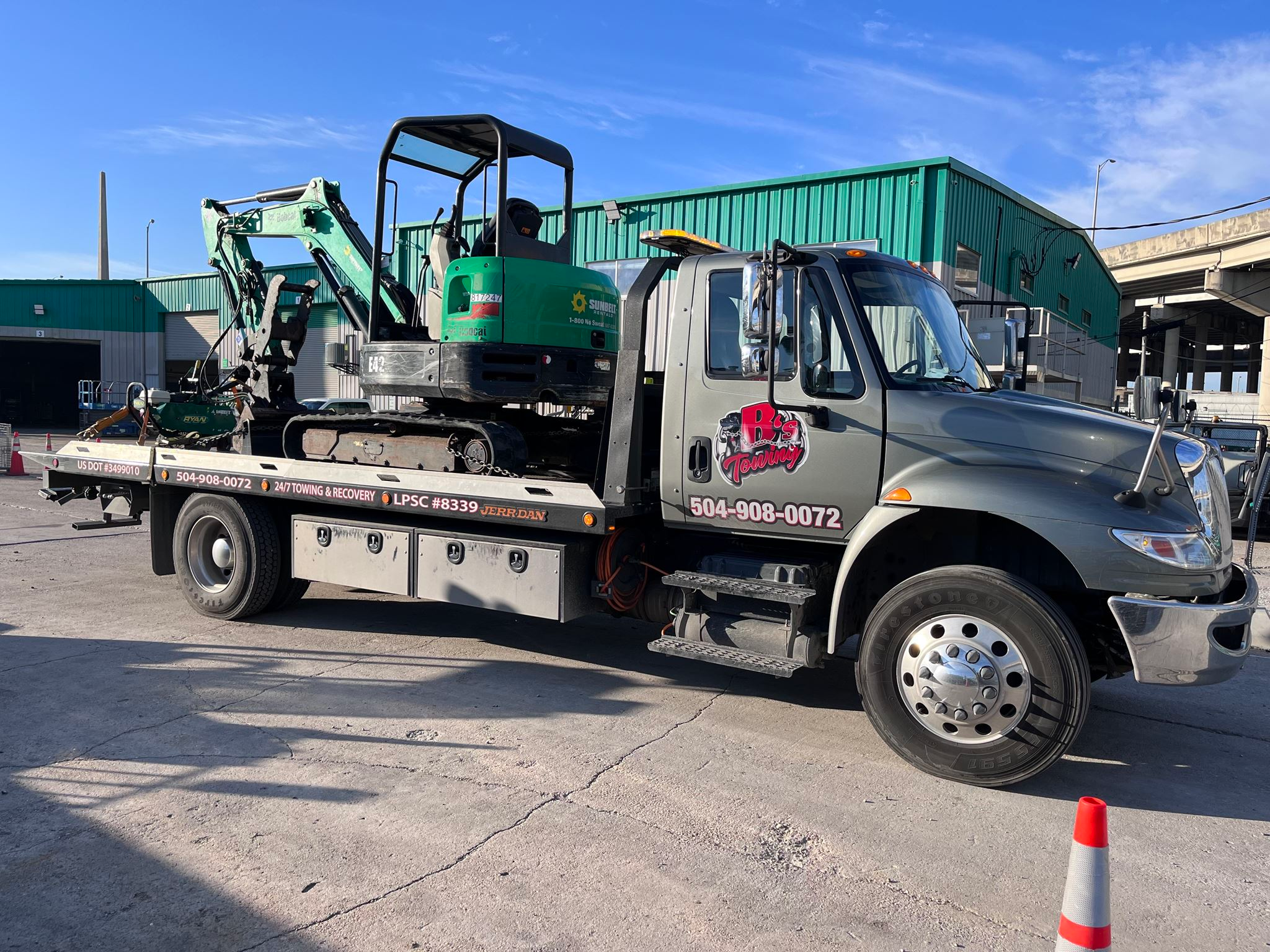 Local Light Heavy Duty Towing Tow Truck Wrecker Roadside Assistance Services Near Me in New Orleans Louisiana (LA) and surrounding areas including but not limited to the Westbank, Harvey, Gretna, Algiers, Marrero, Westwego, Belle Chasse, Chalmette, Luling, Destrehan, Kenner & Metairie.
