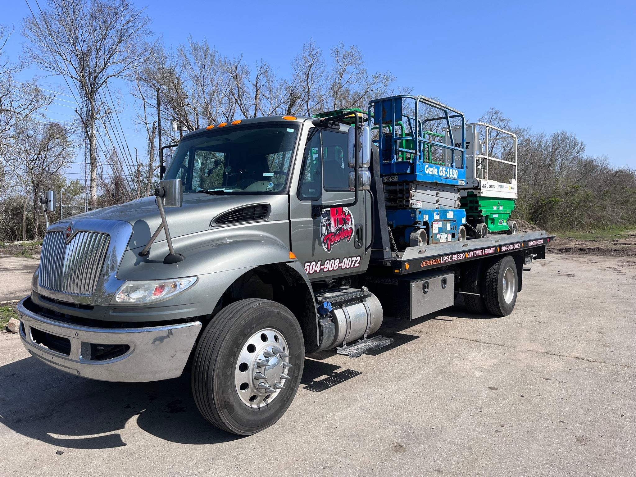Local Light Heavy Duty Towing Tow Truck Wrecker Roadside Assistance Services Near Me in New Orleans Louisiana (LA) and surrounding areas including but not limited to the Westbank, Harvey, Gretna, Algiers, Marrero, Westwego, Belle Chasse, Chalmette, Luling, Destrehan, Kenner & Metairie.