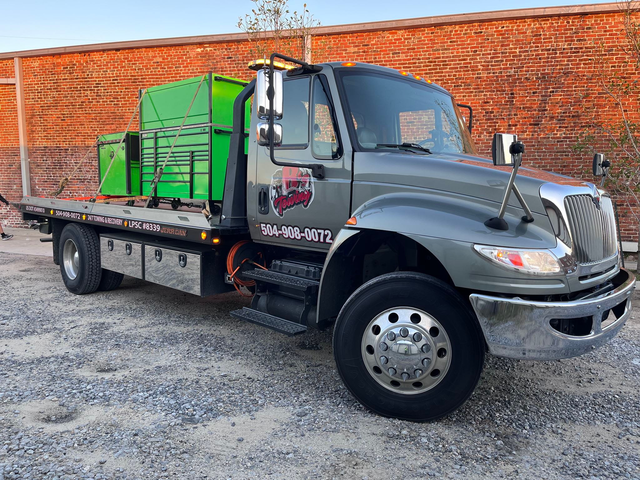 Local Light Heavy Duty Towing Tow Truck Wrecker Roadside Assistance Services Near Me in New Orleans Louisiana (LA) and surrounding areas including but not limited to the Westbank, Harvey, Gretna, Algiers, Marrero, Westwego, Belle Chasse, Chalmette, Luling, Destrehan, Kenner & Metairie.