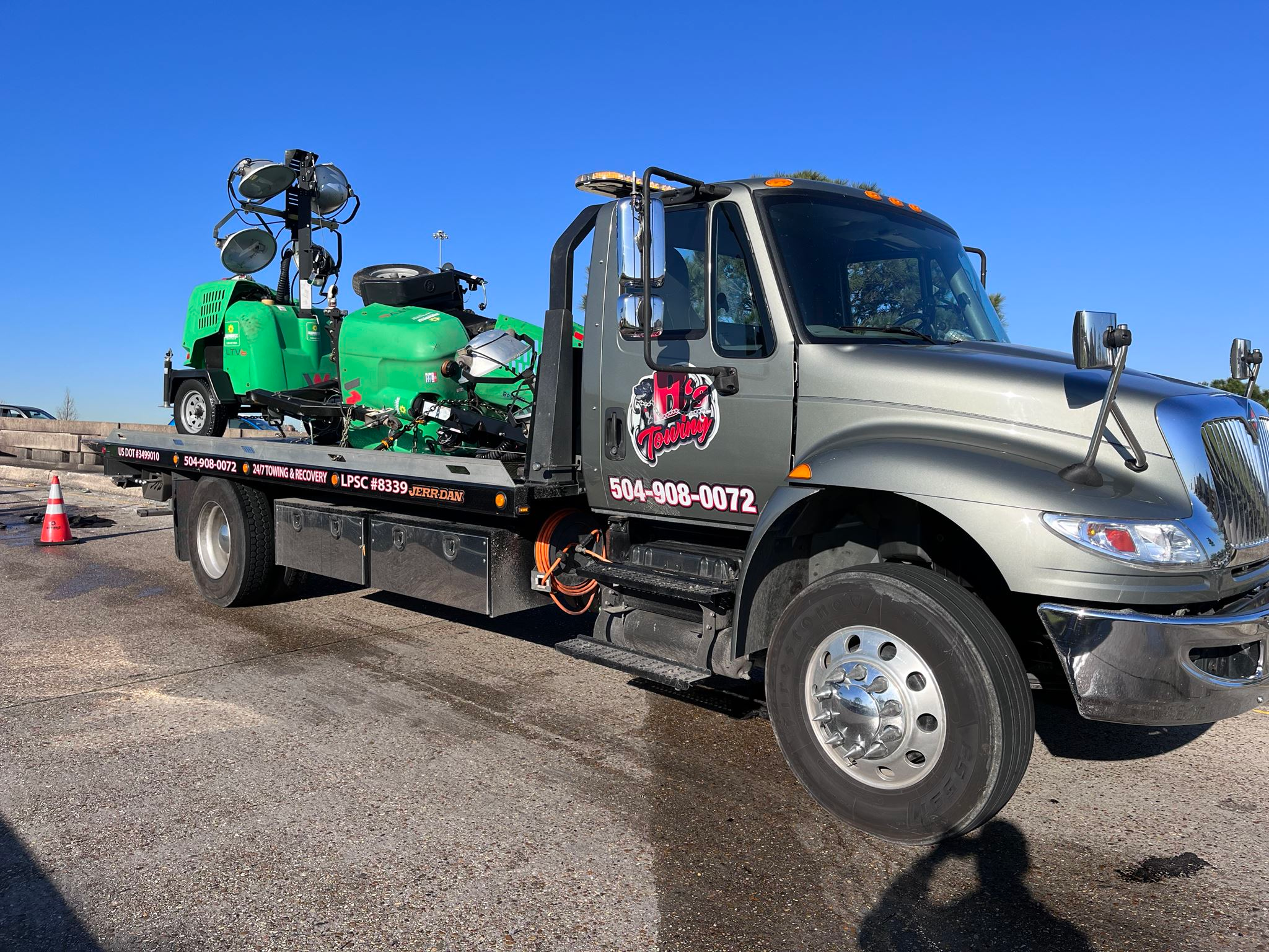 Local Light Heavy Duty Towing Tow Truck Wrecker Roadside Assistance Services Near Me in New Orleans Louisiana (LA) and surrounding areas including but not limited to the Westbank, Harvey, Gretna, Algiers, Marrero, Westwego, Belle Chasse, Chalmette, Luling, Destrehan, Kenner & Metairie.