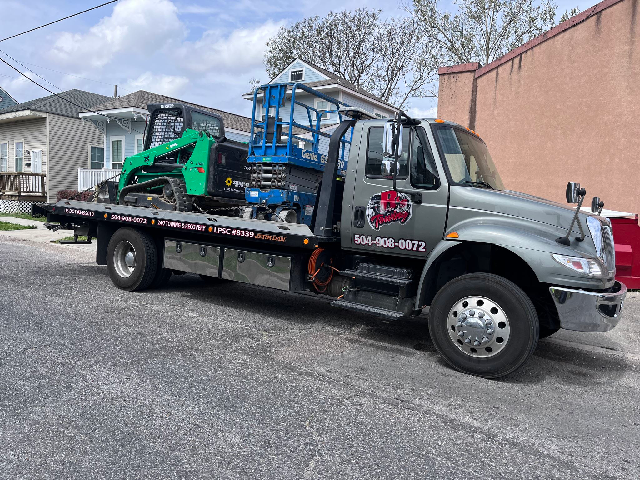 Local Light Heavy Duty Towing Tow Truck Wrecker Roadside Assistance Services Near Me in New Orleans Louisiana (LA) and surrounding areas including but not limited to the Westbank, Harvey, Gretna, Algiers, Marrero, Westwego, Belle Chasse, Chalmette, Luling, Destrehan, Kenner & Metairie.