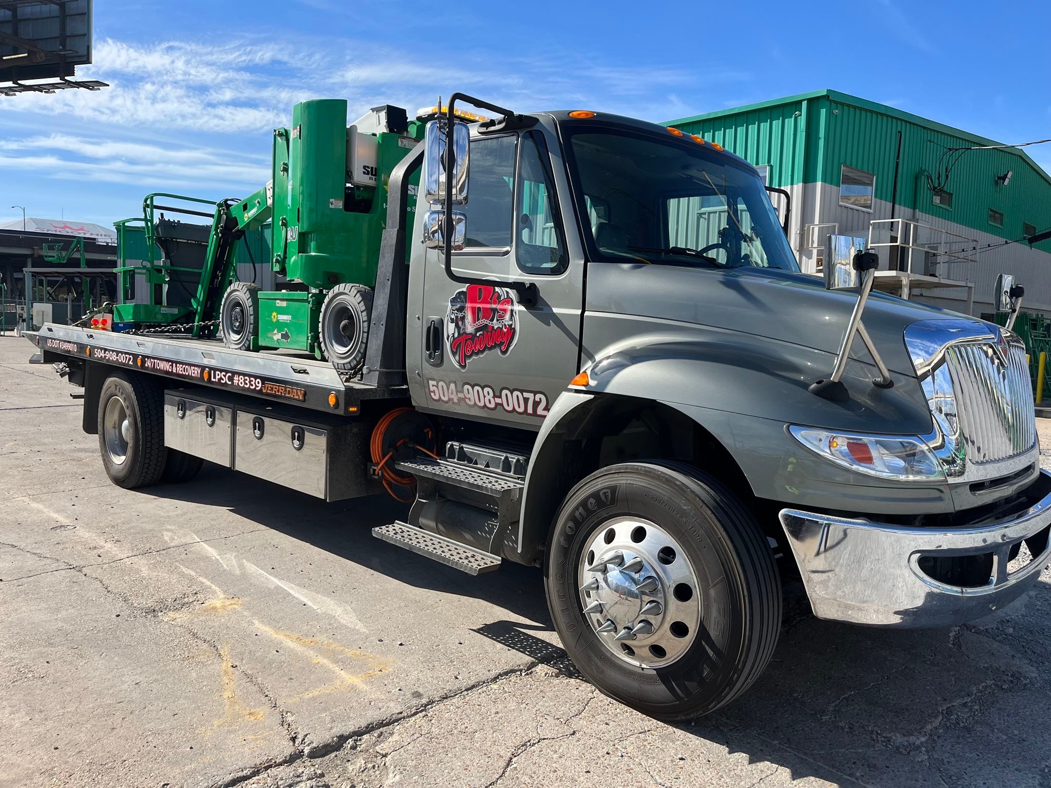 Local Light Heavy Duty Towing Tow Truck Wrecker Roadside Assistance Services Near Me in New Orleans Louisiana (LA) and surrounding areas including but not limited to the Westbank, Harvey, Gretna, Algiers, Marrero, Westwego, Belle Chasse, Chalmette, Luling, Destrehan, Kenner & Metairie.