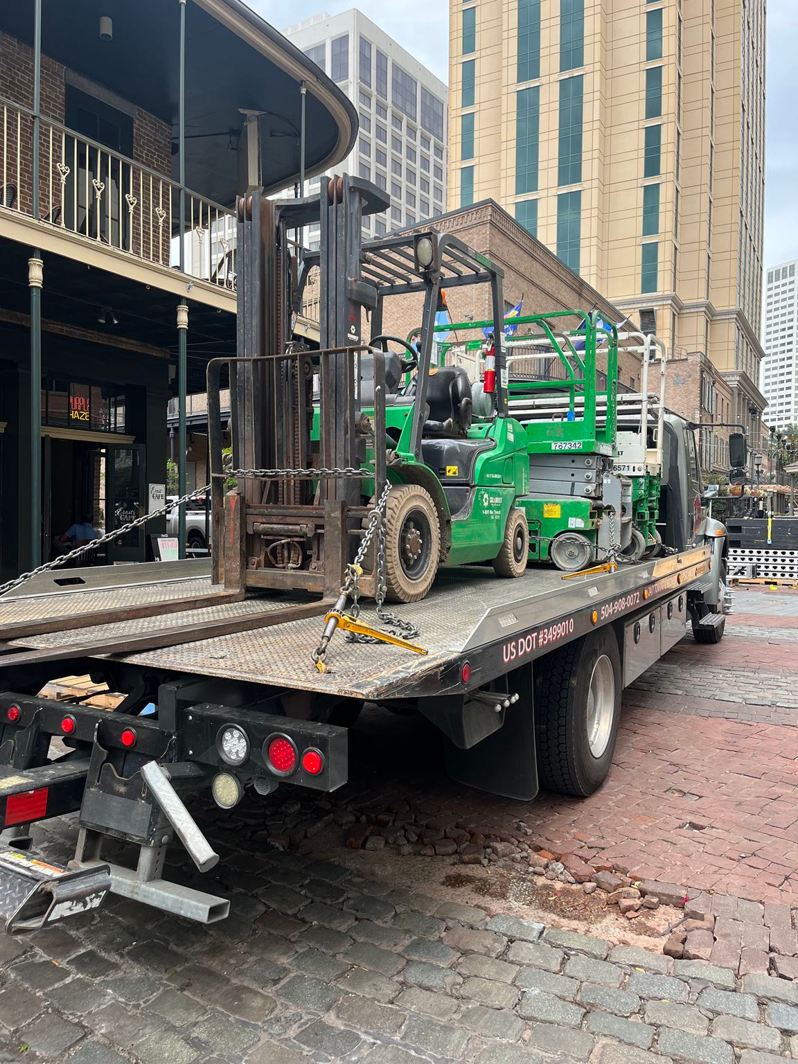 Local Light Heavy Duty Towing Tow Truck Wrecker Roadside Assistance Services Near Me in New Orleans Louisiana (LA) and surrounding areas including but not limited to the Westbank, Harvey, Gretna, Algiers, Marrero, Westwego, Belle Chasse, Chalmette, Luling, Destrehan, Kenner & Metairie.