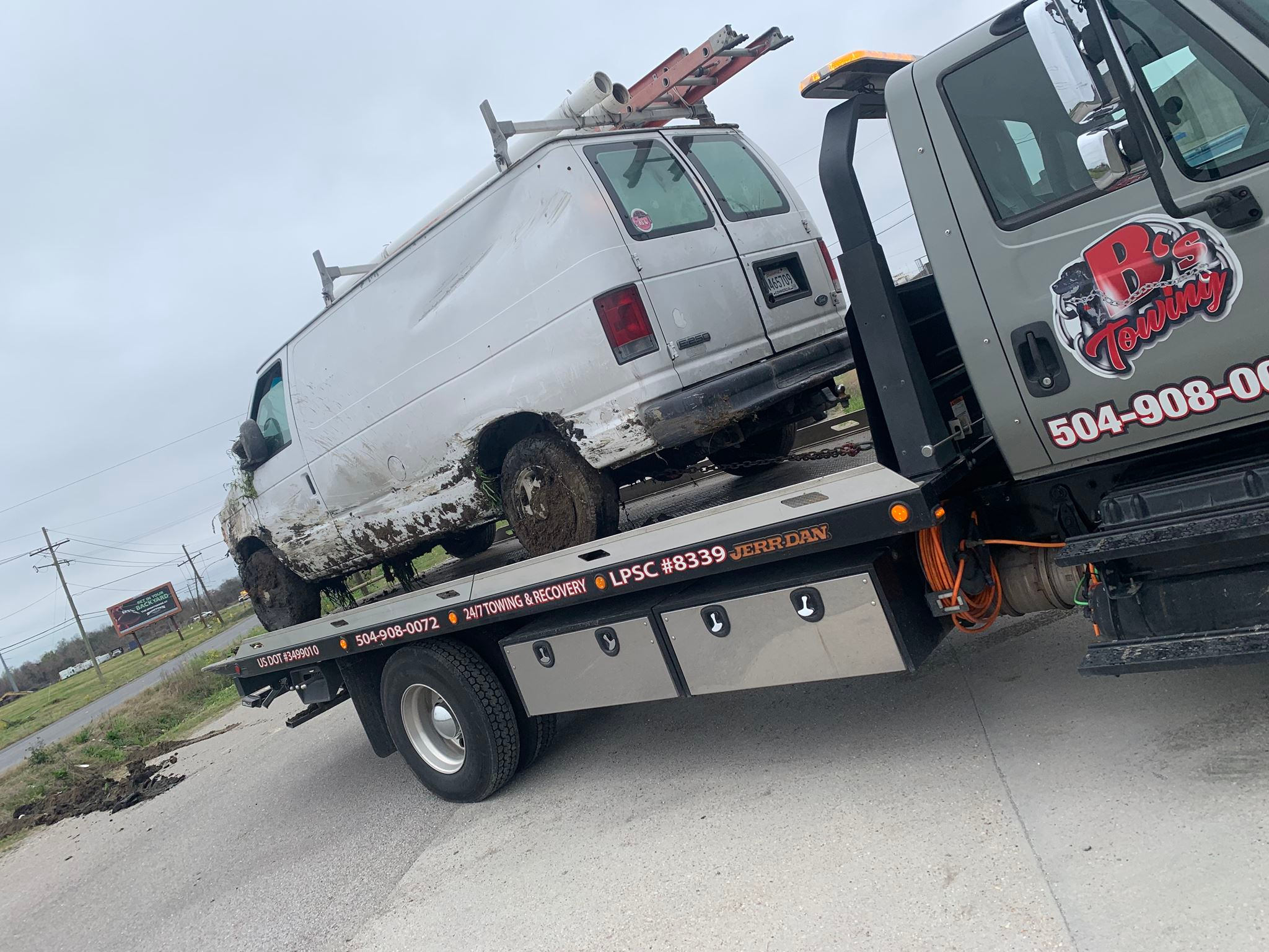 Local Light Heavy Duty Towing Tow Truck Wrecker Roadside Assistance Services Near Me in New Orleans Louisiana (LA) and surrounding areas including but not limited to the Westbank, Harvey, Gretna, Algiers, Marrero, Westwego, Belle Chasse, Chalmette, Luling, Destrehan, Kenner & Metairie.