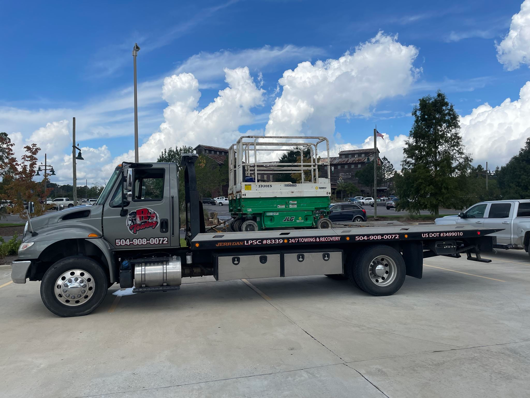 Local Light Heavy Duty Towing Tow Truck Wrecker Roadside Assistance Services Near Me in New Orleans Louisiana (LA) and surrounding areas including but not limited to the Westbank, Harvey, Gretna, Algiers, Marrero, Westwego, Belle Chasse, Chalmette, Luling, Destrehan, Kenner & Metairie.