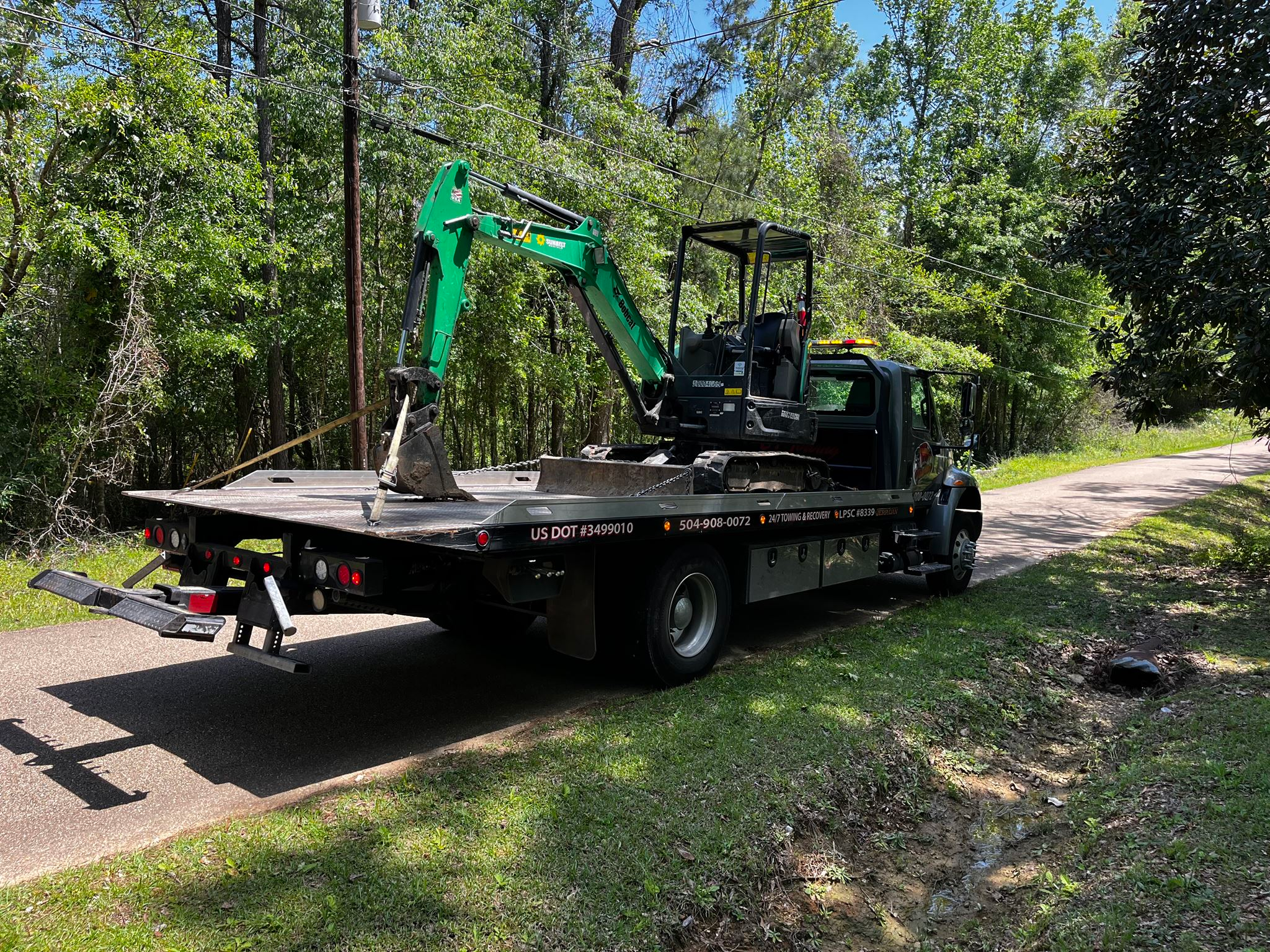 Local Light Heavy Duty Towing Tow Truck Wrecker Roadside Assistance Services Near Me in New Orleans Louisiana (LA) and surrounding areas including but not limited to the Westbank, Harvey, Gretna, Algiers, Marrero, Westwego, Belle Chasse, Chalmette, Luling, Destrehan, Kenner & Metairie.