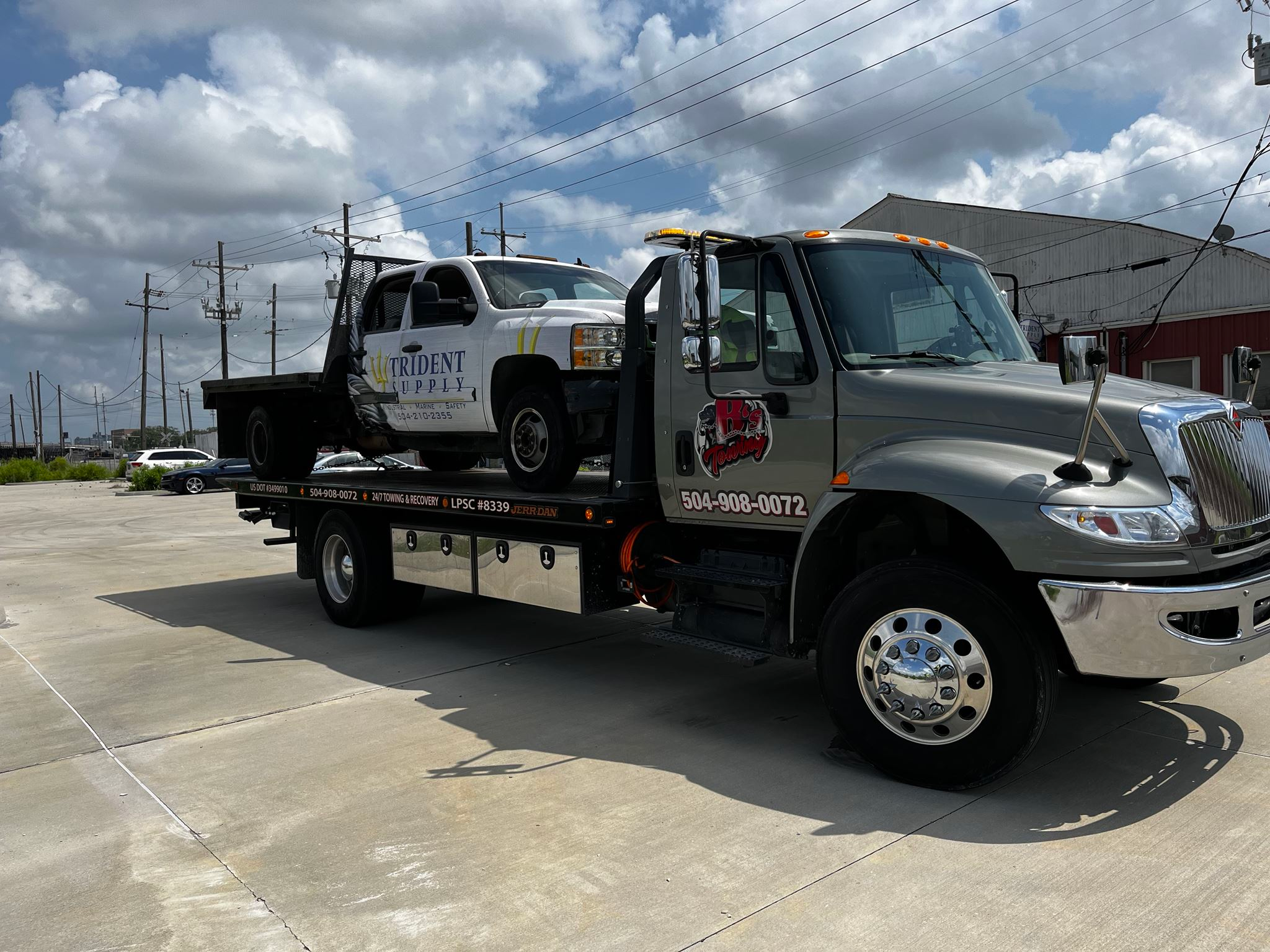 Local Light Heavy Duty Towing Tow Truck Wrecker Roadside Assistance Services Near Me in New Orleans Louisiana (LA) and surrounding areas including but not limited to the Westbank, Harvey, Gretna, Algiers, Marrero, Westwego, Belle Chasse, Chalmette, Luling, Destrehan, Kenner & Metairie.