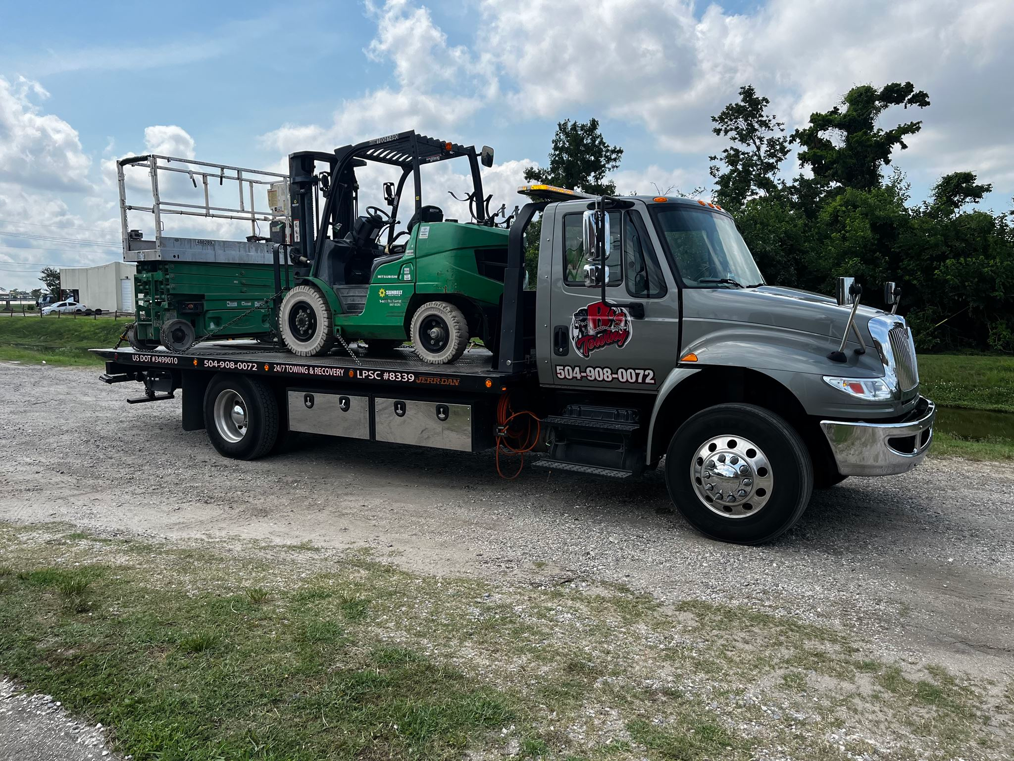 Local Light Heavy Duty Towing Tow Truck Wrecker Roadside Assistance Services Near Me in New Orleans Louisiana (LA) and surrounding areas including but not limited to the Westbank, Harvey, Gretna, Algiers, Marrero, Westwego, Belle Chasse, Chalmette, Luling, Destrehan, Kenner & Metairie.