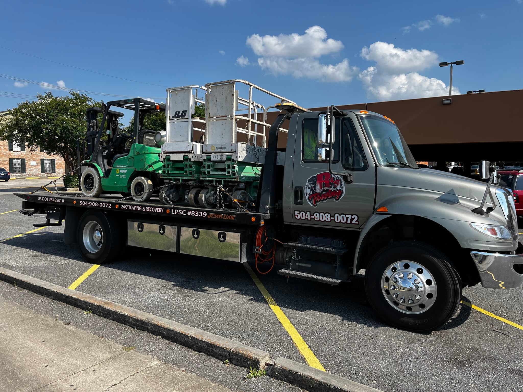 Local Light Heavy Duty Towing Tow Truck Wrecker Roadside Assistance Services Near Me in New Orleans Louisiana (LA) and surrounding areas including but not limited to the Westbank, Harvey, Gretna, Algiers, Marrero, Westwego, Belle Chasse, Chalmette, Luling, Destrehan, Kenner & Metairie.