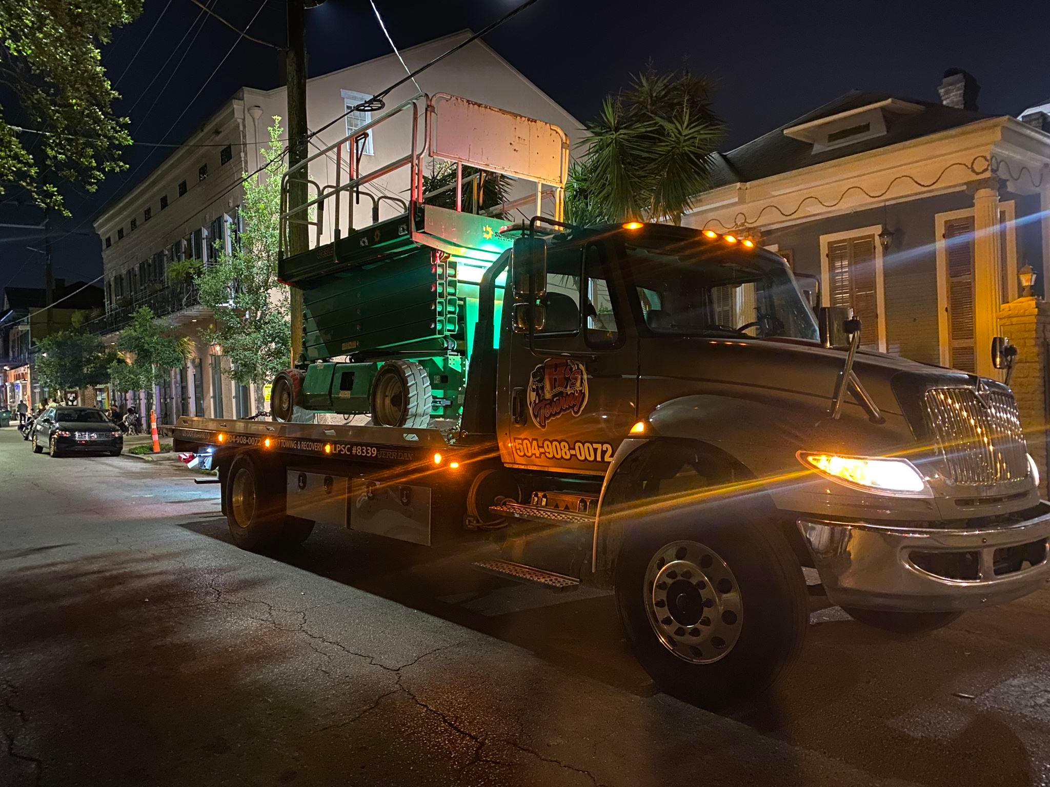 Local Light Heavy Duty Towing Tow Truck Wrecker Roadside Assistance Services Near Me in New Orleans Louisiana (LA) and surrounding areas including but not limited to the Westbank, Harvey, Gretna, Algiers, Marrero, Westwego, Belle Chasse, Chalmette, Luling, Destrehan, Kenner & Metairie.