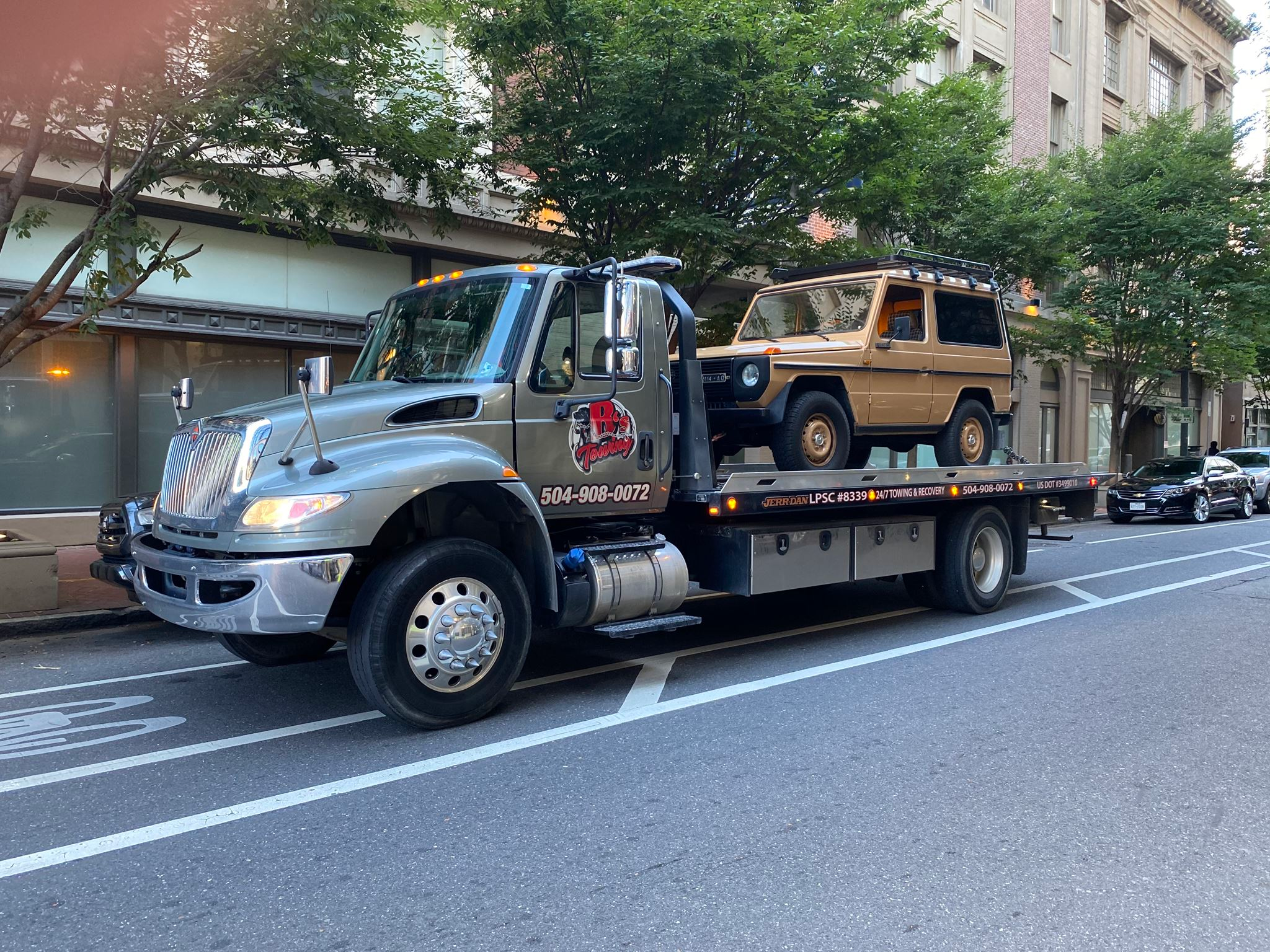 Local Light Heavy Duty Towing Tow Truck Wrecker Roadside Assistance Services Near Me in New Orleans Louisiana (LA) and surrounding areas including but not limited to the Westbank, Harvey, Gretna, Algiers, Marrero, Westwego, Belle Chasse, Chalmette, Luling, Destrehan, Kenner & Metairie.