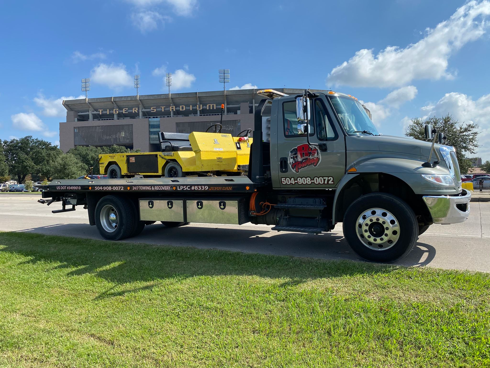 Local Light Heavy Duty Towing Tow Truck Wrecker Roadside Assistance Services Near Me in New Orleans Louisiana (LA) and surrounding areas including but not limited to the Westbank, Harvey, Gretna, Algiers, Marrero, Westwego, Belle Chasse, Chalmette, Luling, Destrehan, Kenner & Metairie.