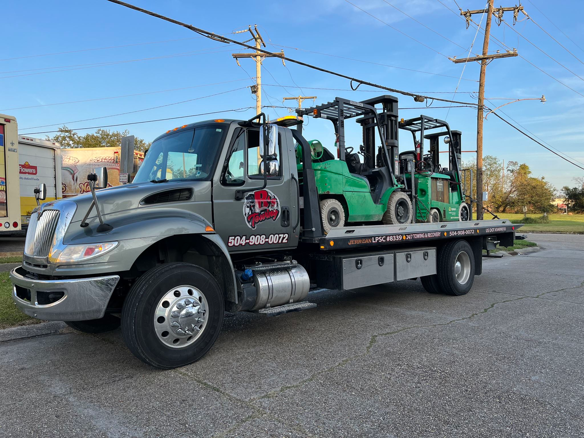 Local Light Heavy Duty Towing Tow Truck Wrecker Roadside Assistance Services Near Me in New Orleans Louisiana (LA) and surrounding areas including but not limited to the Westbank, Harvey, Gretna, Algiers, Marrero, Westwego, Belle Chasse, Chalmette, Luling, Destrehan, Kenner & Metairie.