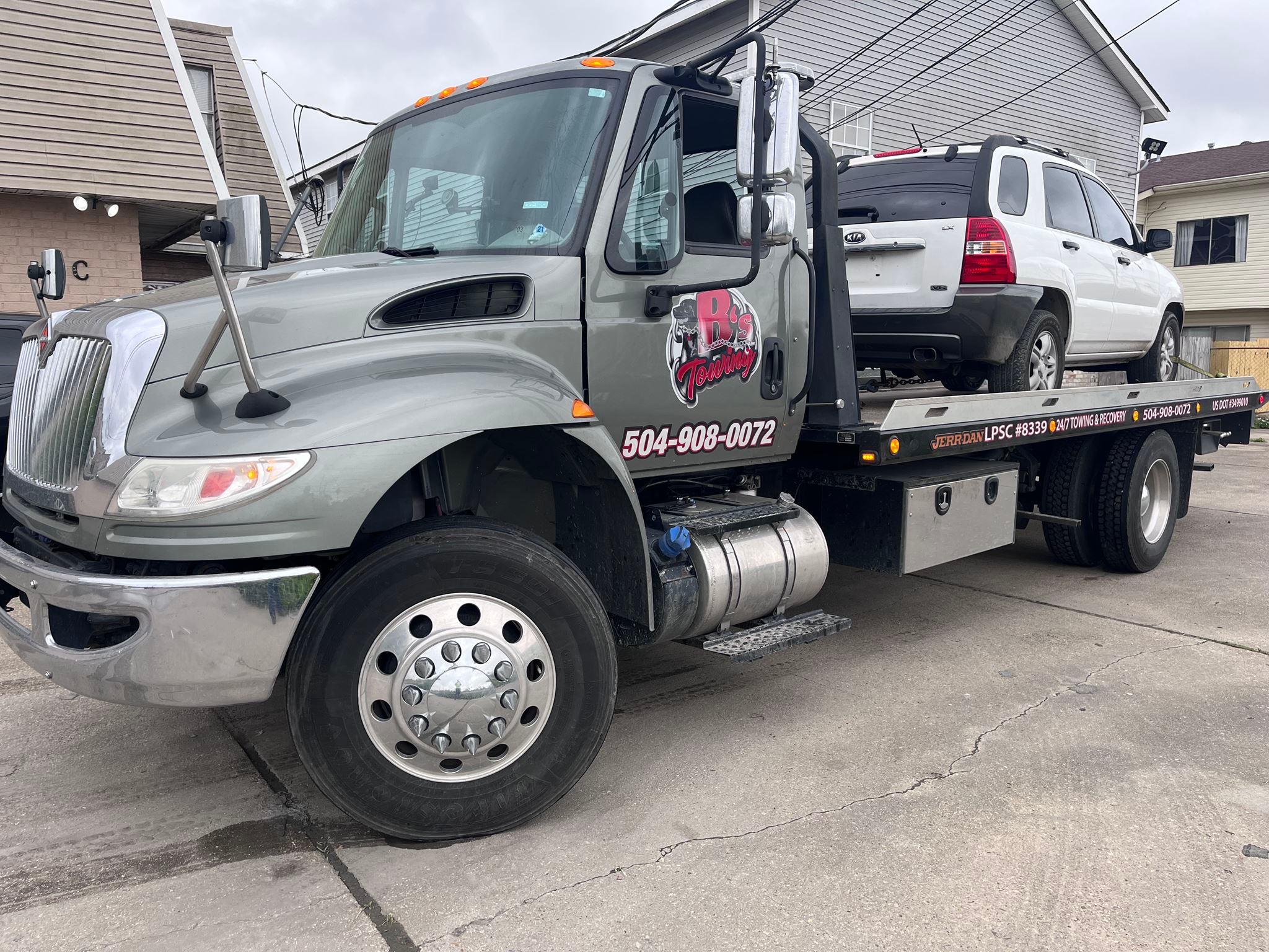 Local Light Heavy Duty Towing Tow Truck Wrecker Roadside Assistance Services Near Me in New Orleans Louisiana (LA) and surrounding areas including but not limited to the Westbank, Harvey, Gretna, Algiers, Marrero, Westwego, Belle Chasse, Chalmette, Luling, Destrehan, Kenner & Metairie.