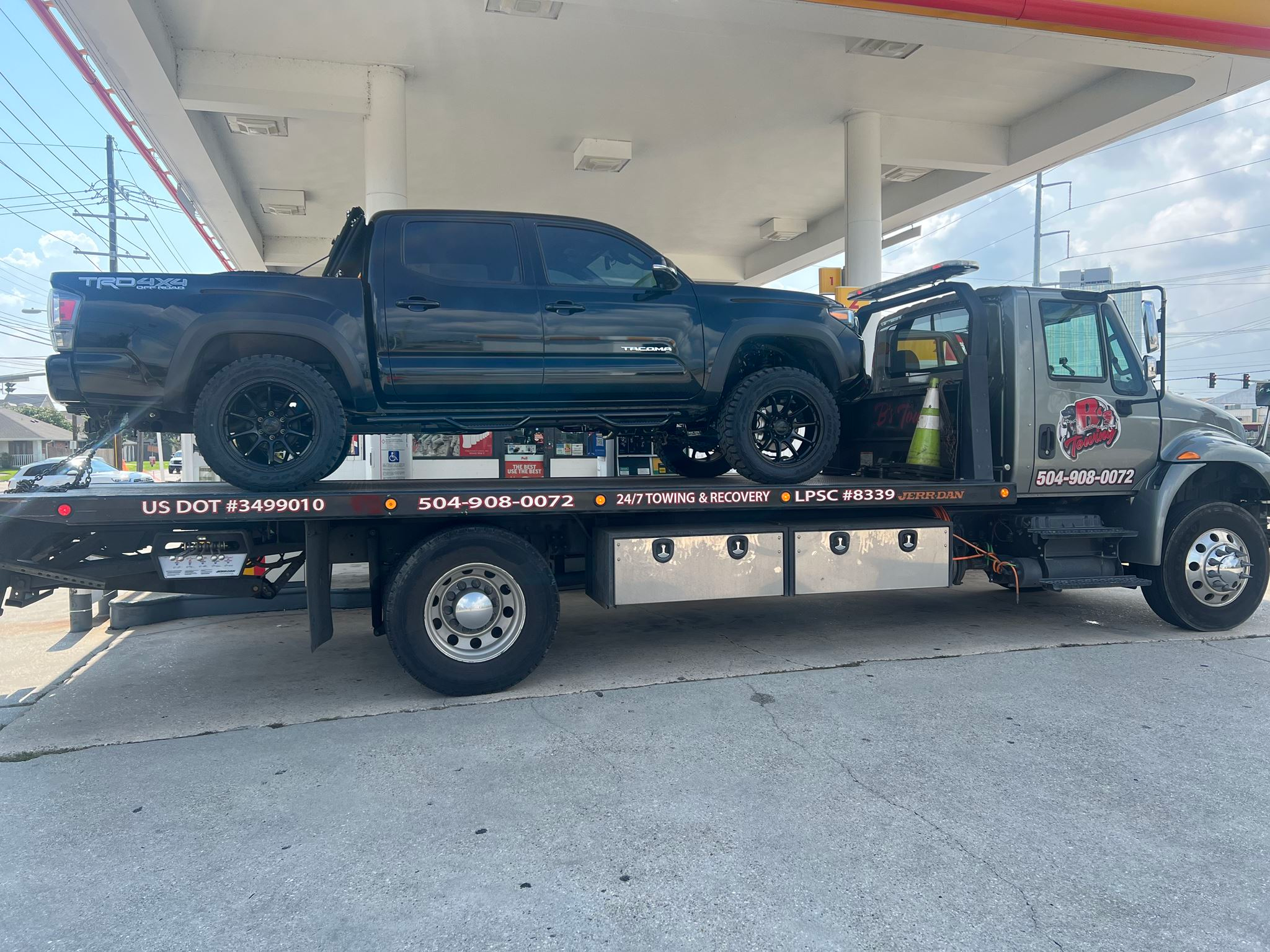 Local Light Heavy Duty Towing Tow Truck Wrecker Roadside Assistance Services Near Me in New Orleans Louisiana (LA) and surrounding areas including but not limited to the Westbank, Harvey, Gretna, Algiers, Marrero, Westwego, Belle Chasse, Chalmette, Luling, Destrehan, Kenner & Metairie.