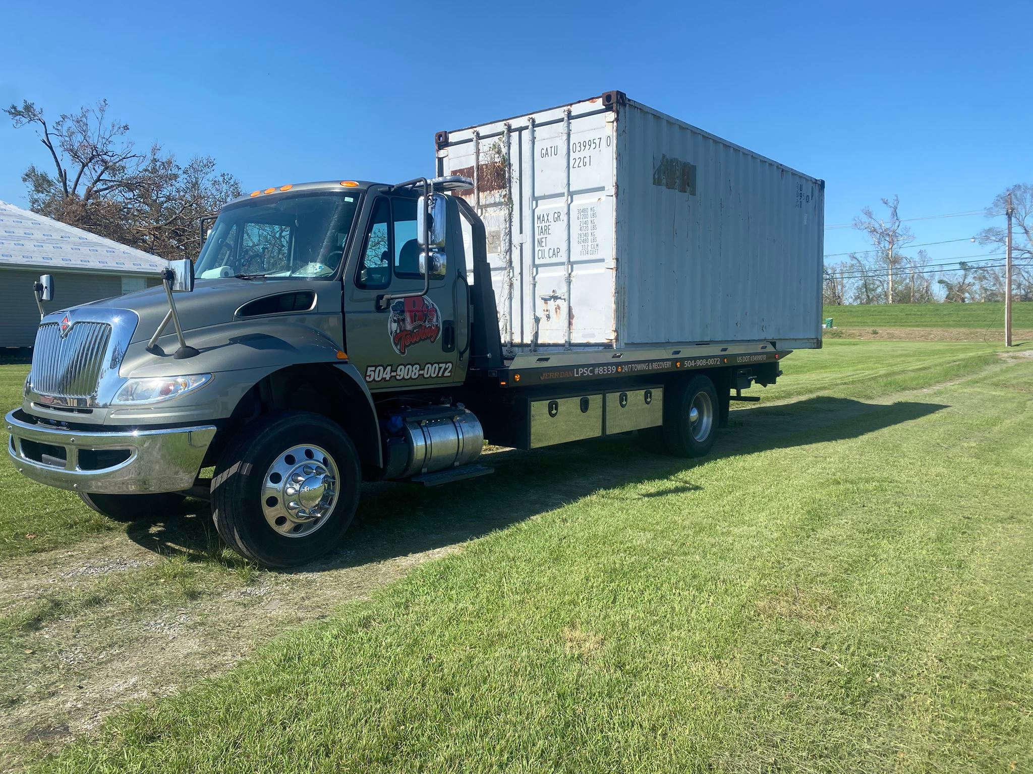 Local Light Heavy Duty Towing Tow Truck Wrecker Roadside Assistance Services Near Me in New Orleans Louisiana (LA) and surrounding areas including but not limited to the Westbank, Harvey, Gretna, Algiers, Marrero, Westwego, Belle Chasse, Chalmette, Luling, Destrehan, Kenner & Metairie.