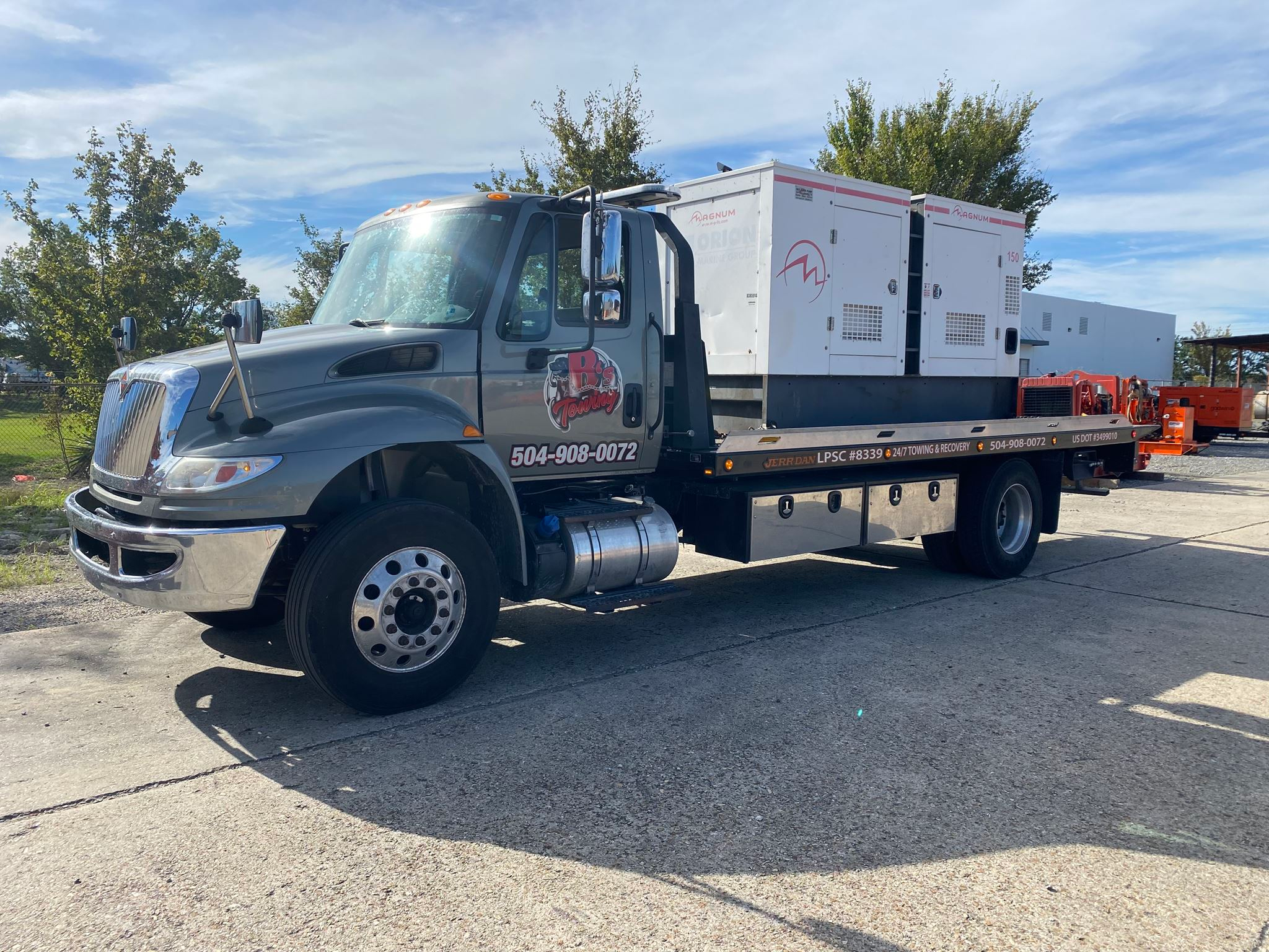 Local Light Heavy Duty Towing Tow Truck Wrecker Roadside Assistance Services Near Me in New Orleans Louisiana (LA) and surrounding areas including but not limited to the Westbank, Harvey, Gretna, Algiers, Marrero, Westwego, Belle Chasse, Chalmette, Luling, Destrehan, Kenner & Metairie.