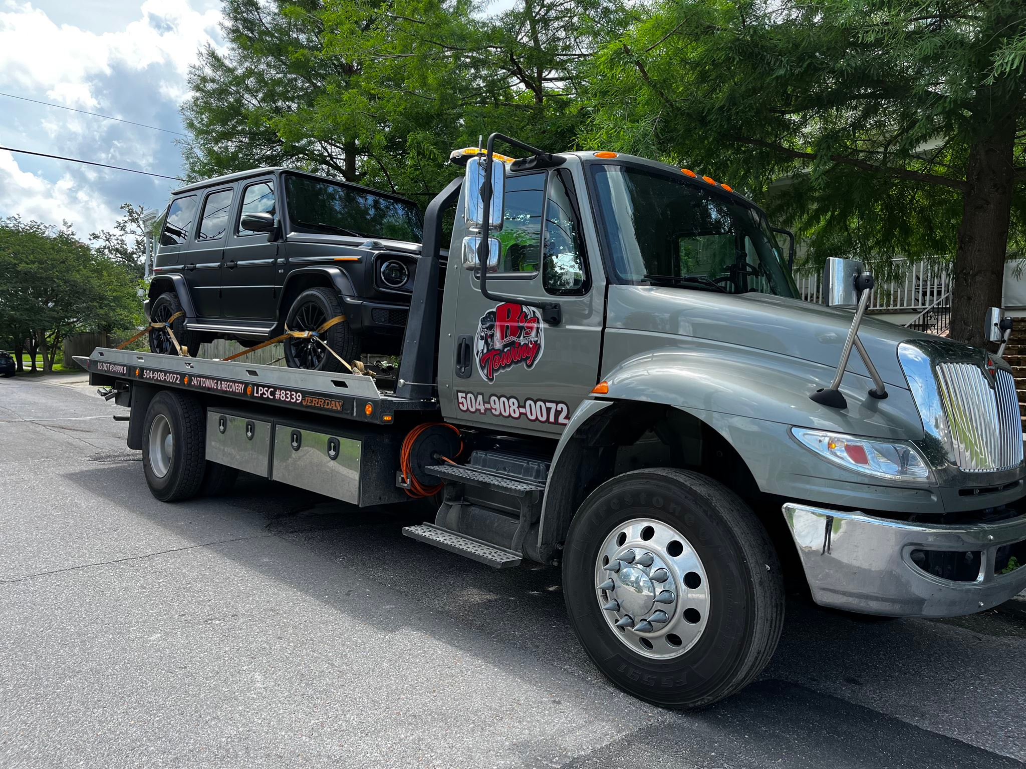Local Light Heavy Duty Towing Tow Truck Wrecker Roadside Assistance Services Near Me in New Orleans Louisiana (LA) and surrounding areas including but not limited to the Westbank, Harvey, Gretna, Algiers, Marrero, Westwego, Belle Chasse, Chalmette, Luling, Destrehan, Kenner & Metairie.