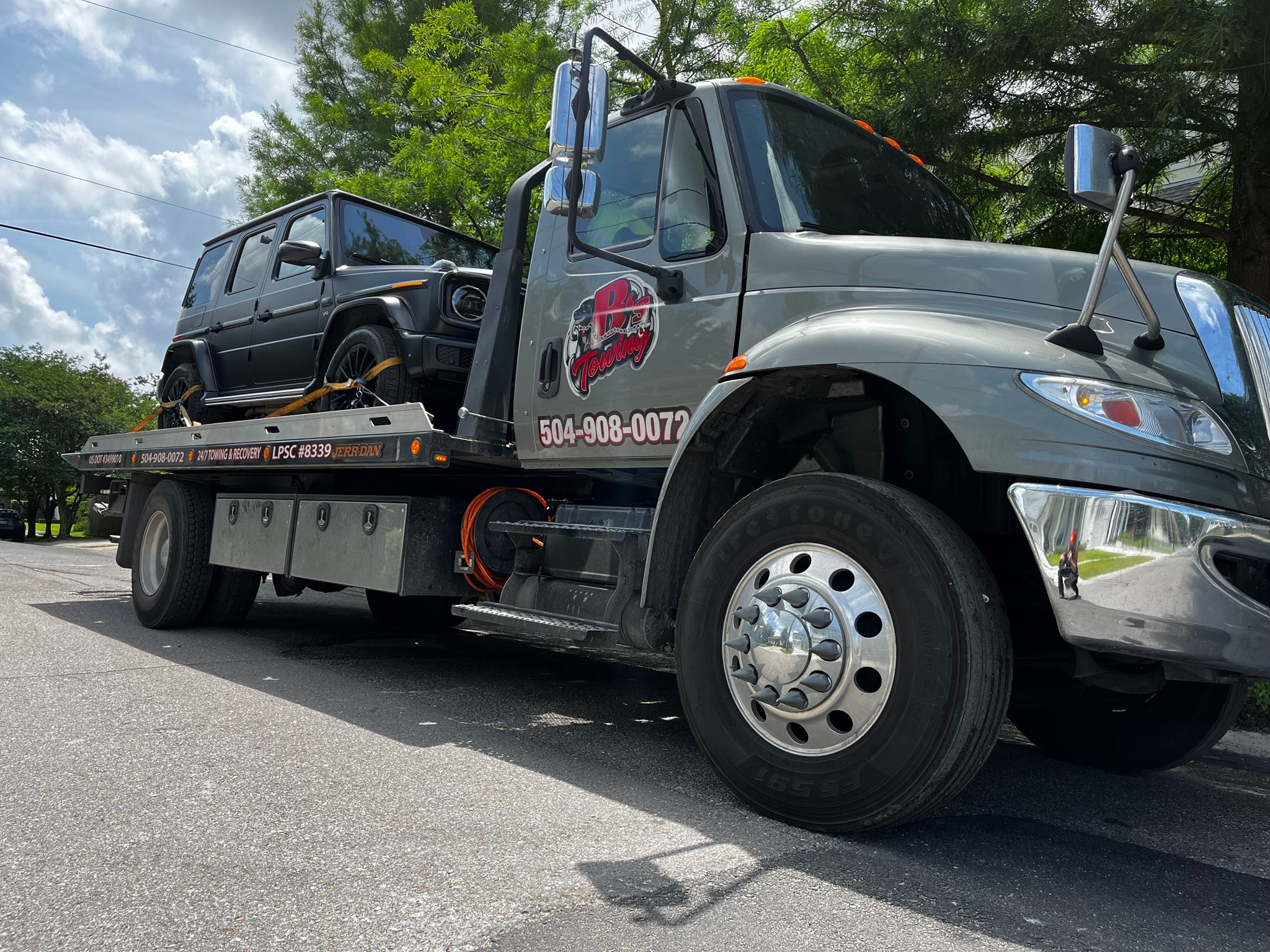 Local Light Heavy Duty Towing Tow Truck Wrecker Roadside Assistance Services Near Me in New Orleans Louisiana (LA) and surrounding areas including but not limited to the Westbank, Harvey, Gretna, Algiers, Marrero, Westwego, Belle Chasse, Chalmette, Luling, Destrehan, Kenner & Metairie.