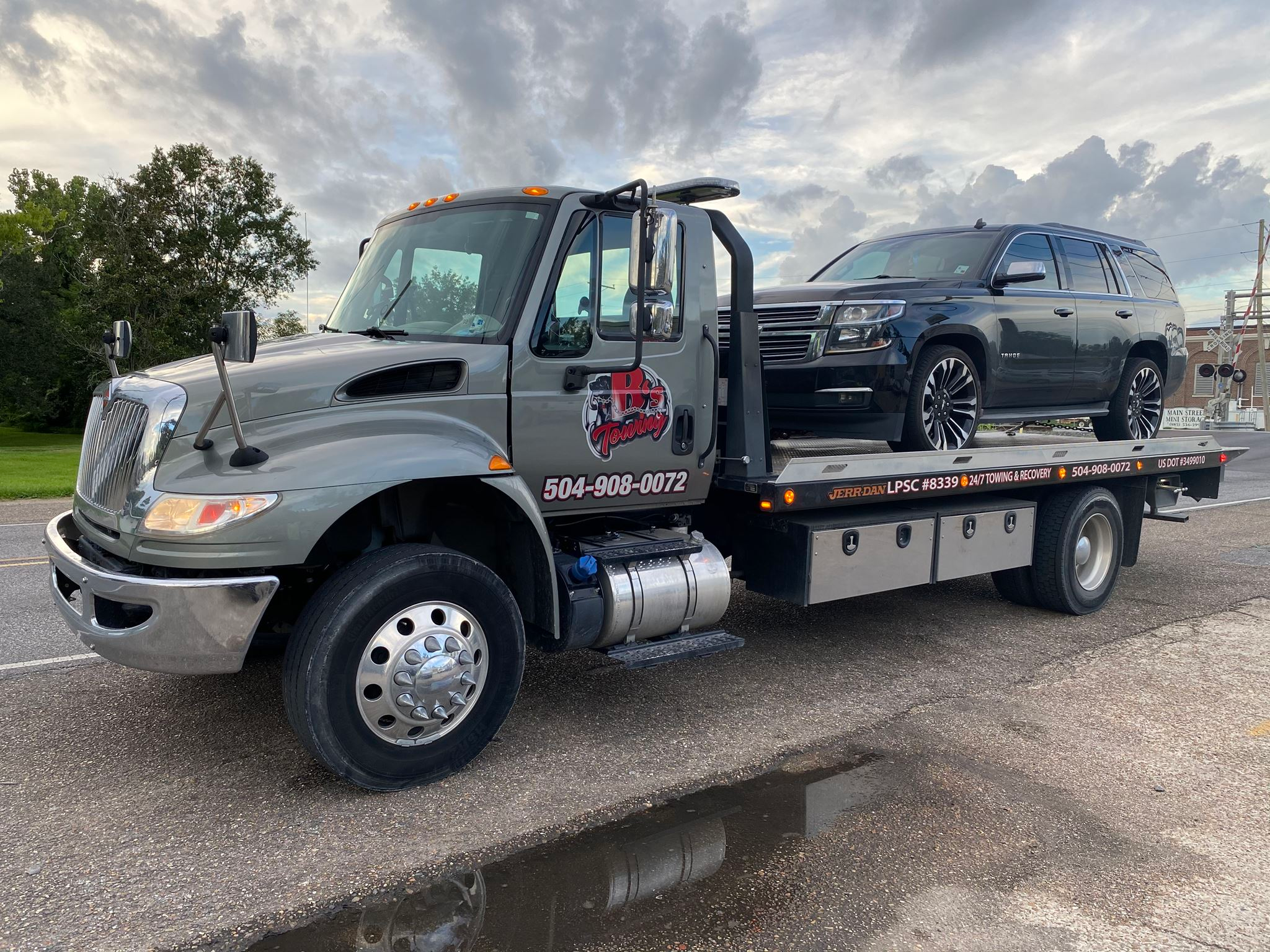 Local Light Heavy Duty Towing Tow Truck Wrecker Roadside Assistance Services Near Me in New Orleans Louisiana (LA) and surrounding areas including but not limited to the Westbank, Harvey, Gretna, Algiers, Marrero, Westwego, Belle Chasse, Chalmette, Luling, Destrehan, Kenner & Metairie.