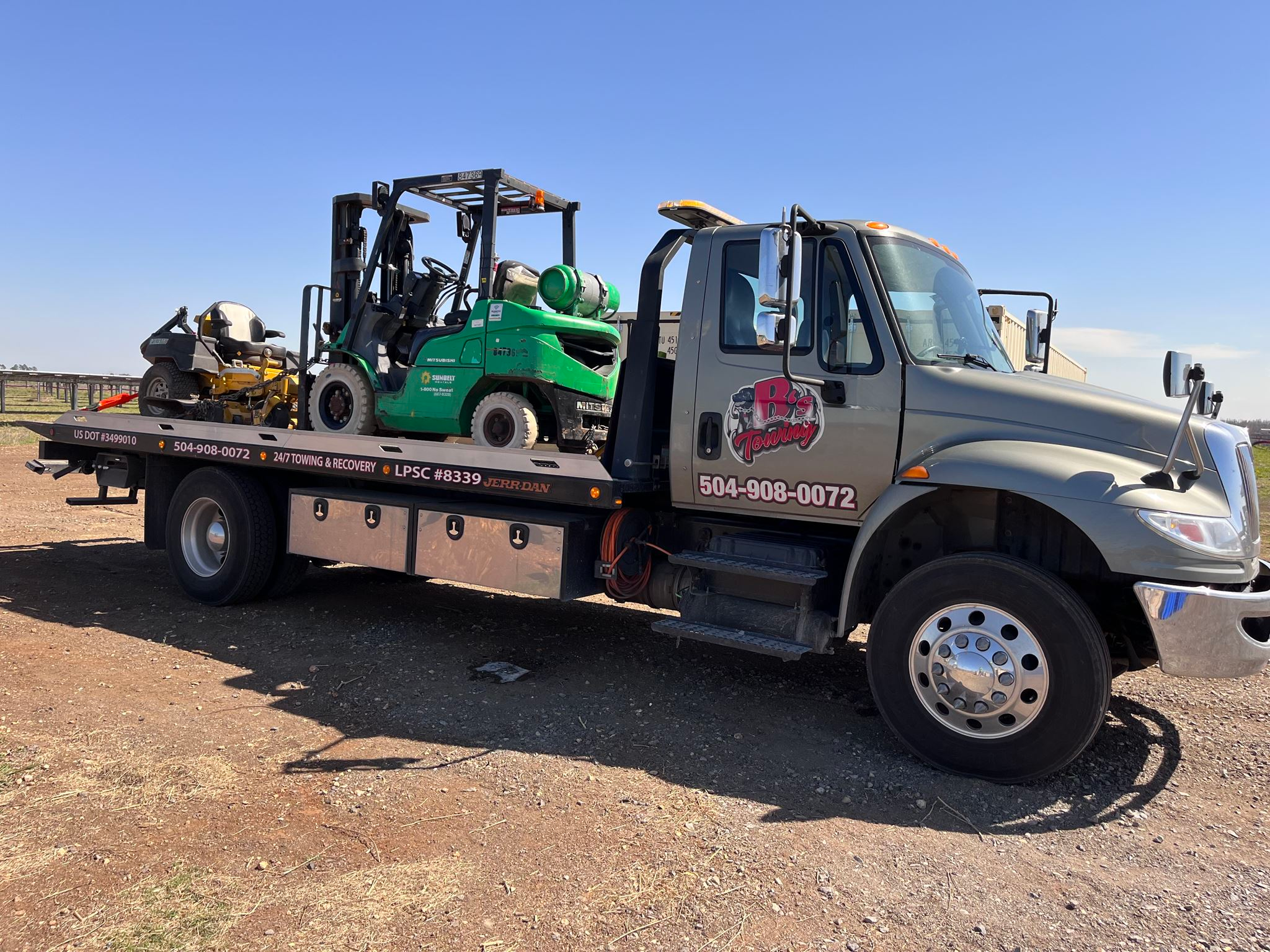 Local Light Heavy Duty Towing Tow Truck Wrecker Roadside Assistance Services Near Me in New Orleans Louisiana (LA) and surrounding areas including but not limited to the Westbank, Harvey, Gretna, Algiers, Marrero, Westwego, Belle Chasse, Chalmette, Luling, Destrehan, Kenner & Metairie.
