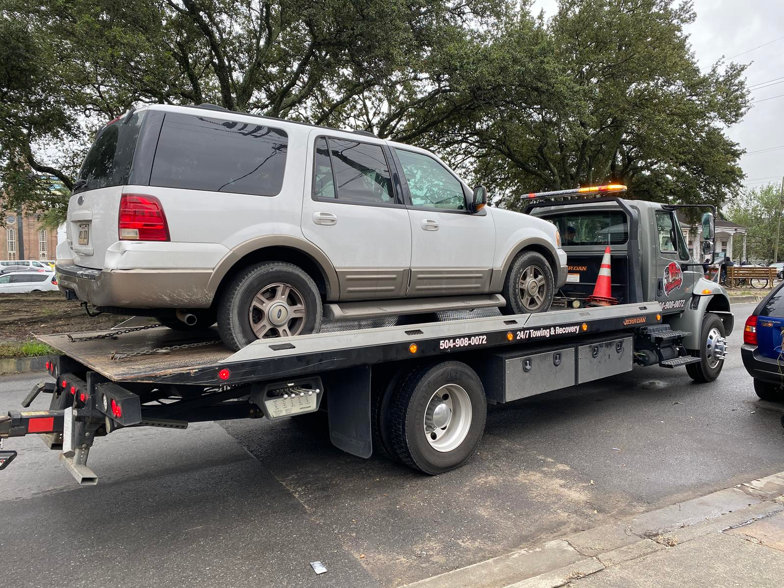 Local Light Heavy Duty Towing Tow Truck Wrecker Roadside Assistance Services Near Me in New Orleans Louisiana (LA) and surrounding areas including but not limited to the Westbank, Harvey, Gretna, Algiers, Marrero, Westwego, Belle Chasse, Chalmette, Luling, Destrehan, Kenner & Metairie.