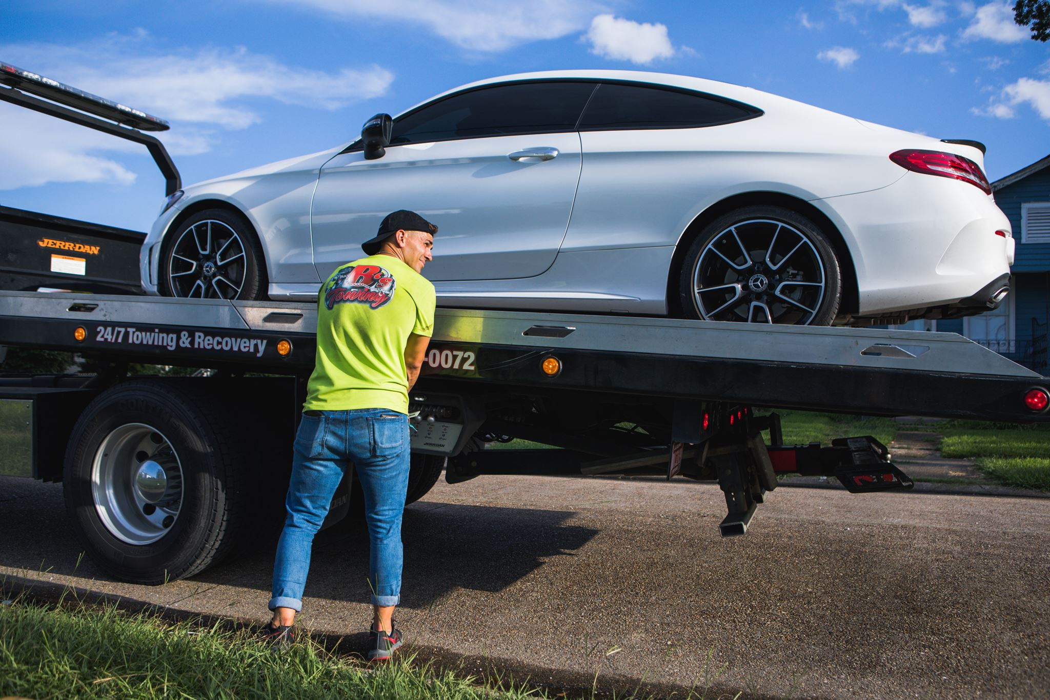 Local Light Heavy Duty Towing Tow Truck Wrecker Roadside Assistance Services Near Me in New Orleans Louisiana (LA) and surrounding areas including but not limited to the Westbank, Harvey, Gretna, Algiers, Marrero, Westwego, Belle Chasse, Chalmette, Luling, Destrehan, Kenner & Metairie.