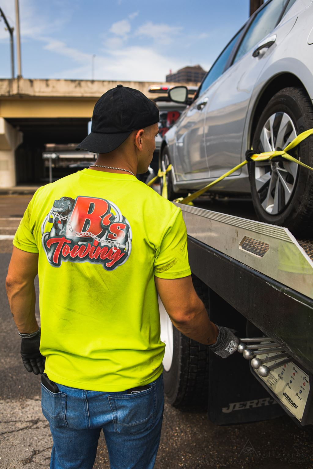 Local Light Heavy Duty Towing Tow Truck Wrecker Roadside Assistance Services Near Me in New Orleans Louisiana (LA) and surrounding areas including but not limited to the Westbank, Harvey, Gretna, Algiers, Marrero, Westwego, Belle Chasse, Chalmette, Luling, Destrehan, Kenner & Metairie.