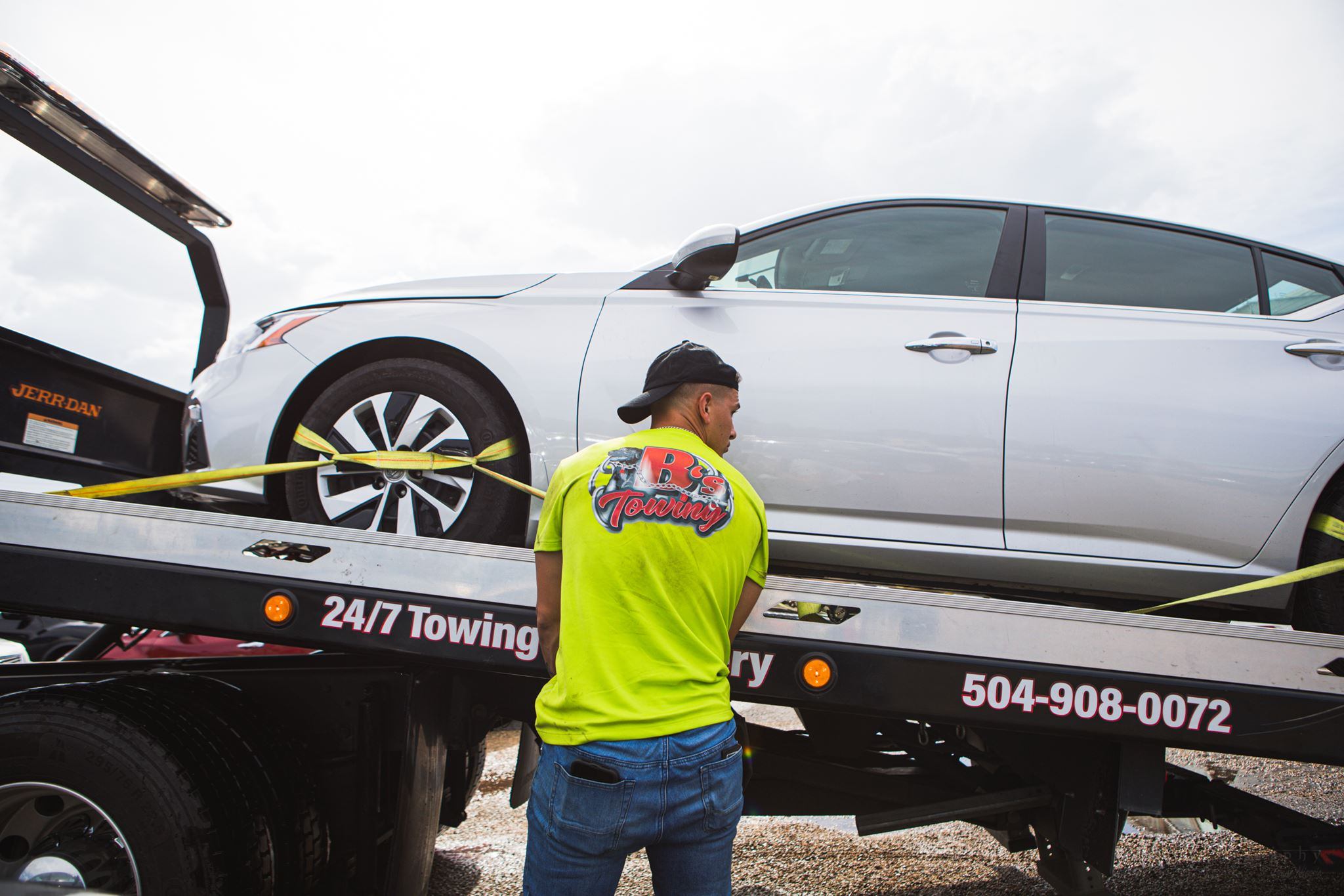Local Light Heavy Duty Towing Tow Truck Wrecker Roadside Assistance Services Near Me in New Orleans Louisiana (LA) and surrounding areas including but not limited to the Westbank, Harvey, Gretna, Algiers, Marrero, Westwego, Belle Chasse, Chalmette, Luling, Destrehan, Kenner & Metairie.