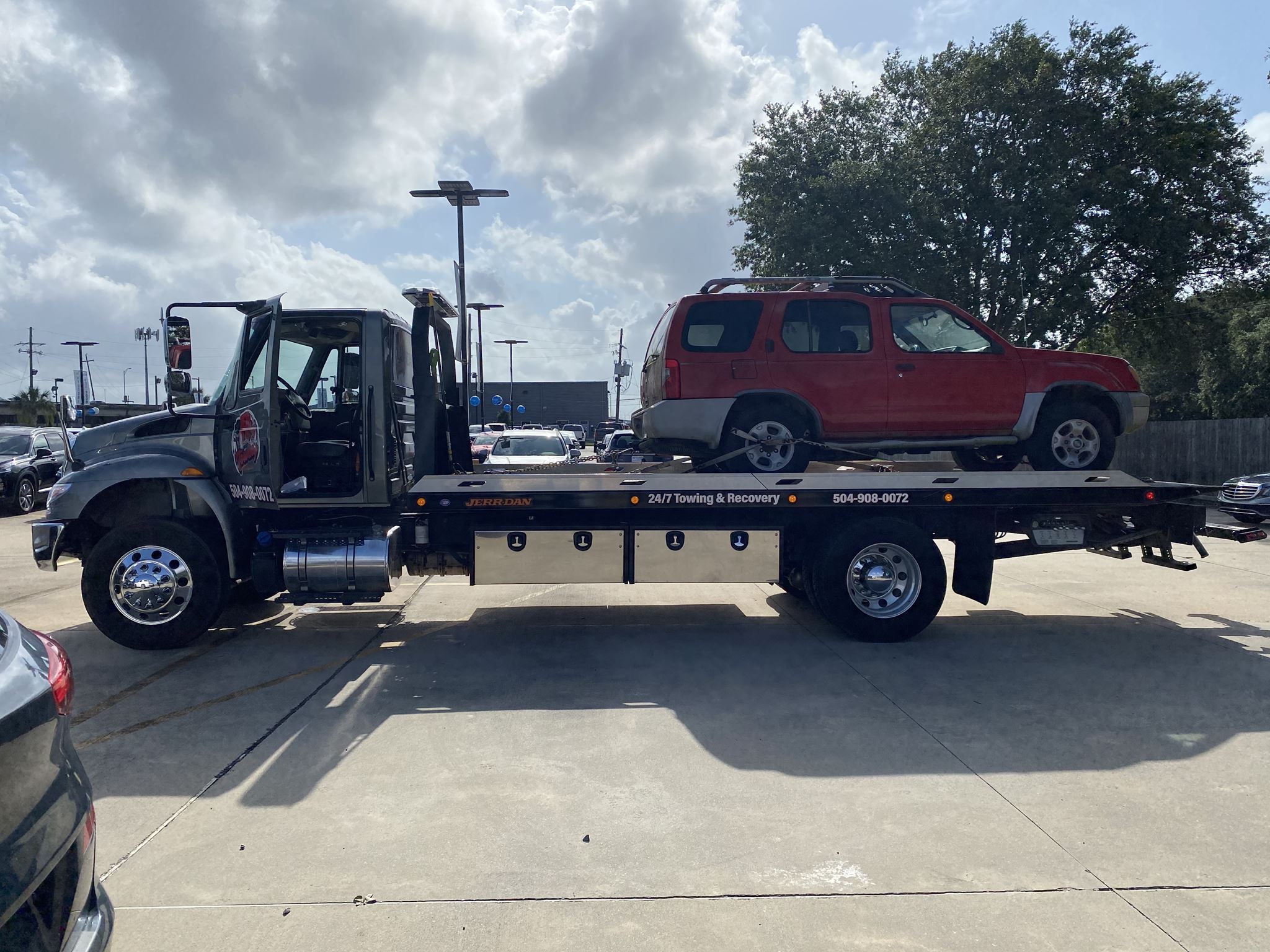 Local Light Heavy Duty Towing Tow Truck Wrecker Roadside Assistance Services Near Me in New Orleans Louisiana (LA) and surrounding areas including but not limited to the Westbank, Harvey, Gretna, Algiers, Marrero, Westwego, Belle Chasse, Chalmette, Luling, Destrehan, Kenner & Metairie.