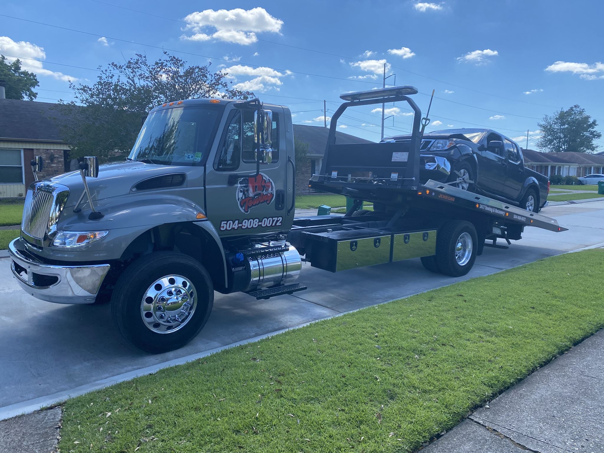 Local Light Heavy Duty Towing Tow Truck Wrecker Roadside Assistance Services Near Me in New Orleans Louisiana (LA) and surrounding areas including but not limited to the Westbank, Harvey, Gretna, Algiers, Marrero, Westwego, Belle Chasse, Chalmette, Luling, Destrehan, Kenner & Metairie.