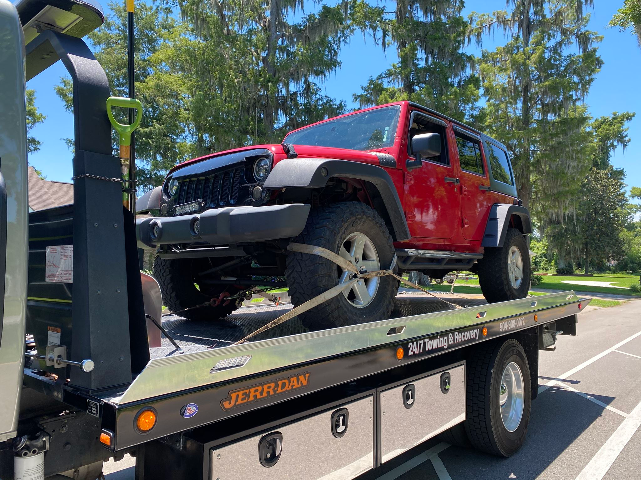 Local Light Heavy Duty Towing Tow Truck Wrecker Roadside Assistance Services Near Me in New Orleans Louisiana (LA) and surrounding areas including but not limited to the Westbank, Harvey, Gretna, Algiers, Marrero, Westwego, Belle Chasse, Chalmette, Luling, Destrehan, Kenner & Metairie.